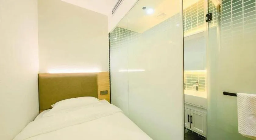 Bed in Borrman Hotel South Beijing Railway Station Caoqiao Station