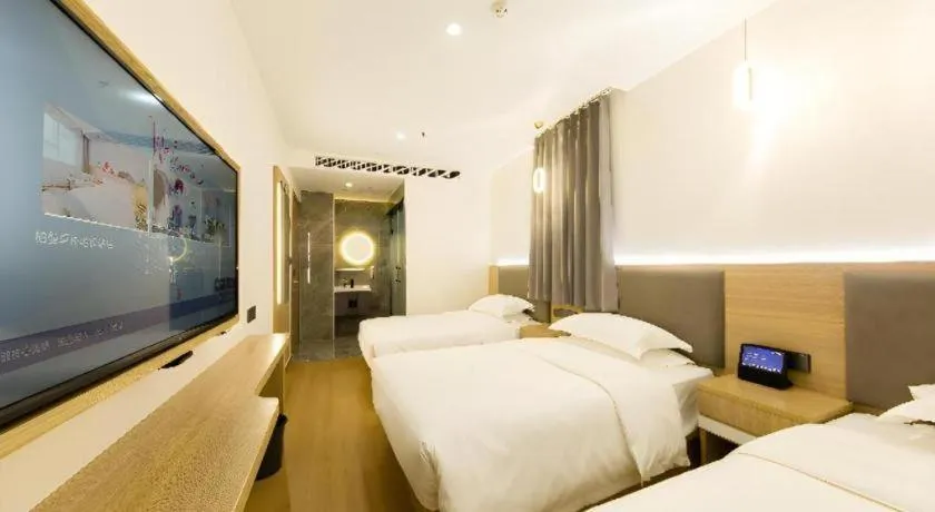 Bed in Borrman Hotel South Beijing Railway Station Caoqiao Station