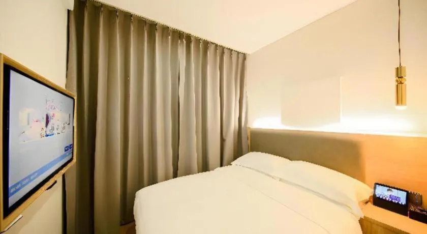 Bed in Borrman Hotel South Beijing Railway Station Caoqiao Station