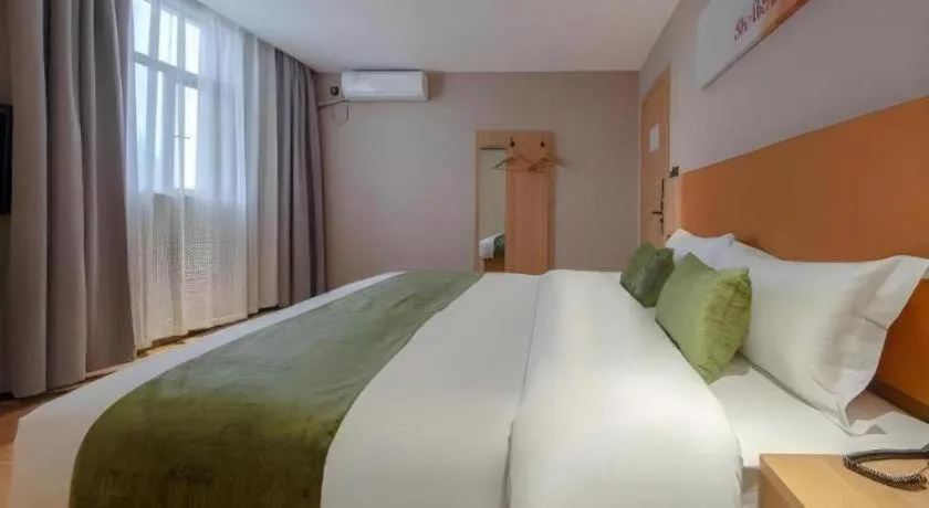 Bed in Shell Hotel Shnaghai Beiqiao Metro Station