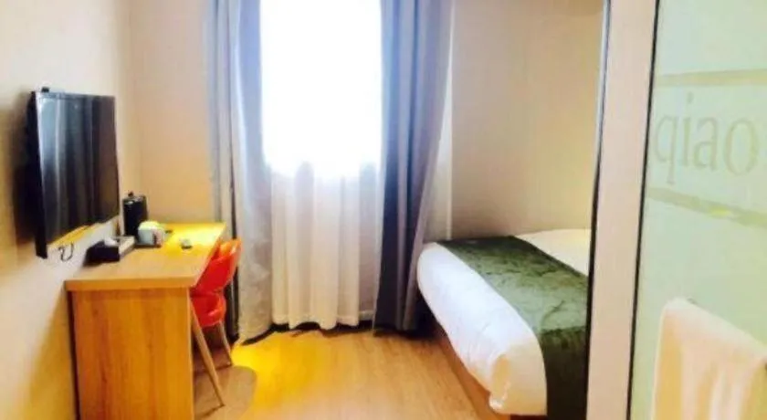 Bed in Shell Hotel Shnaghai Beiqiao Metro Station