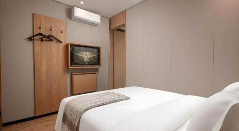 Bed in Shell Hotel Beijing Shunyi District Shunyi Metro Station