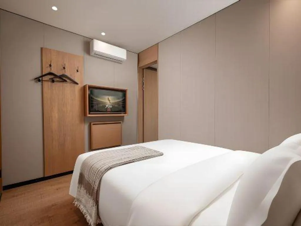 Bed in Shell Hotel Beijing Shunyi District Shunyi Metro Station