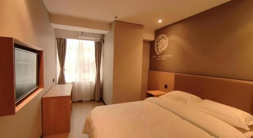 Bed in Shell Hotel Beijing Shunyi District Shunyi Metro Station