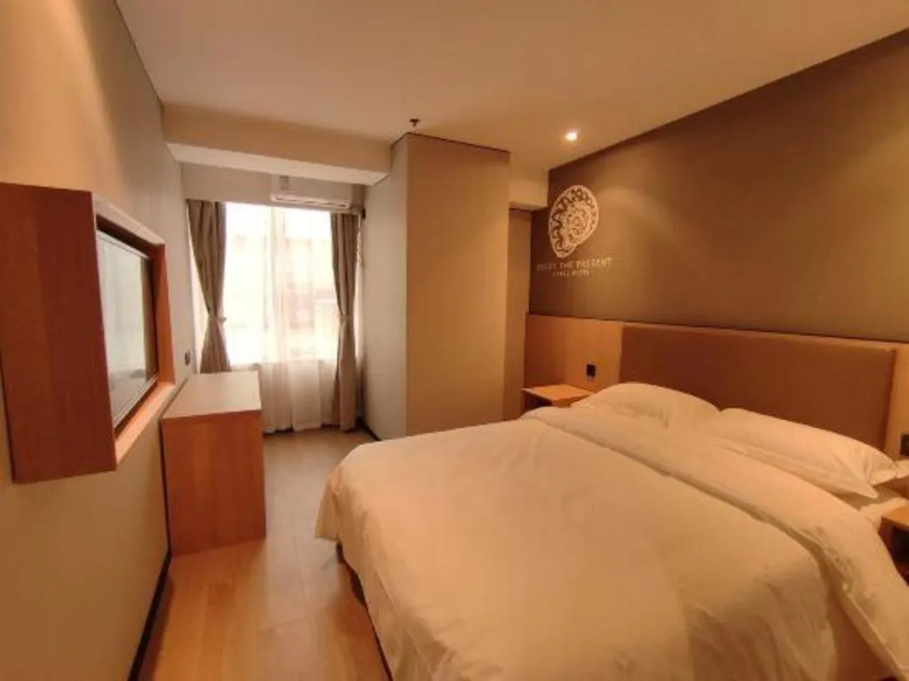 Bed in Shell Hotel Beijing Shunyi District Shunyi Metro Station