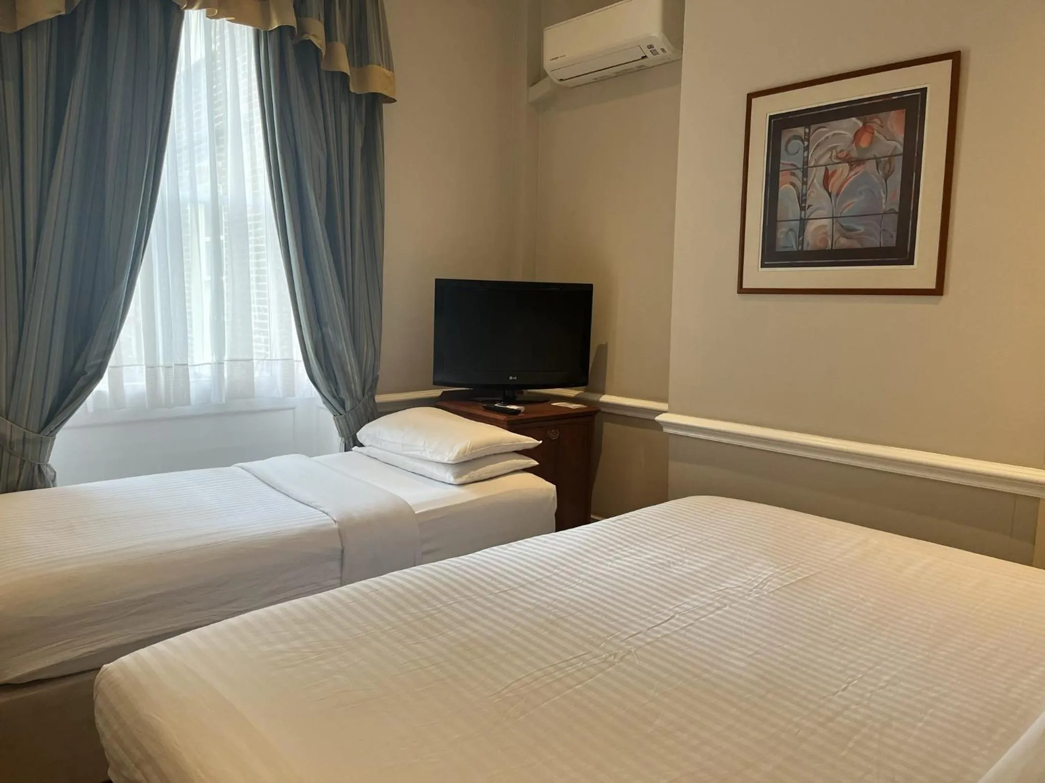 Bedroom, Bed in Staunton Hotel - B&B