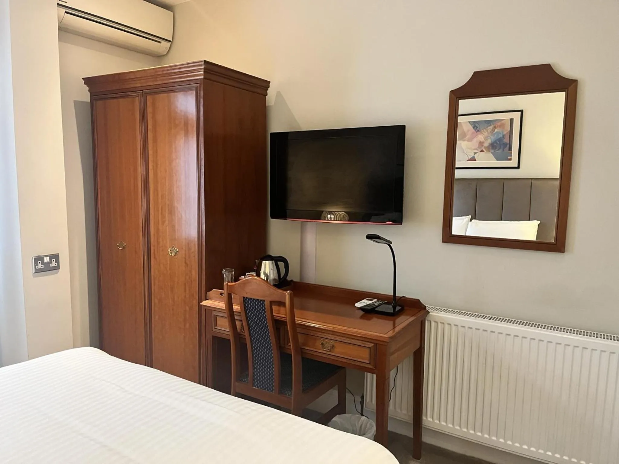 Bedroom, Bed in Staunton Hotel - B&B