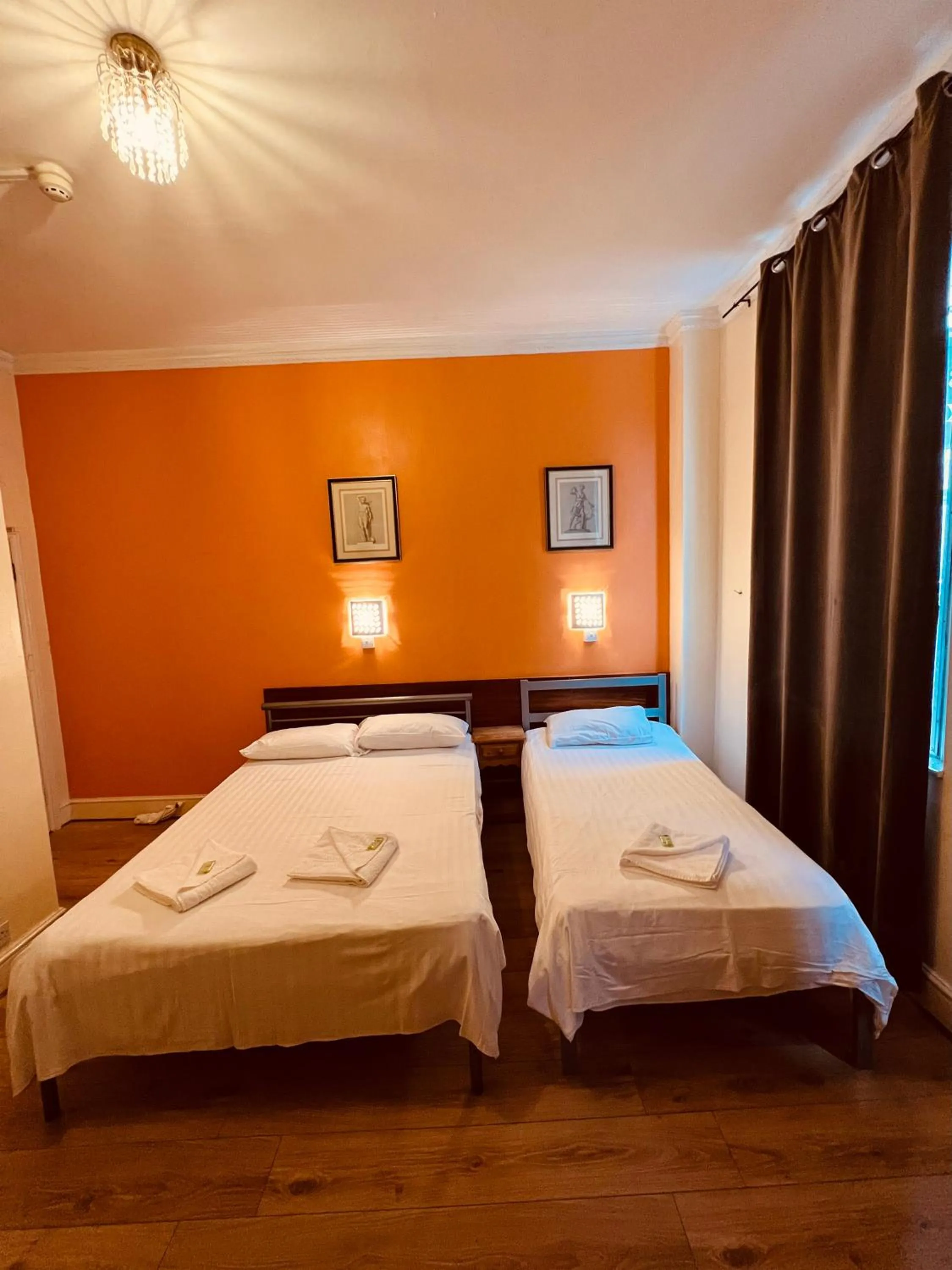 Bedroom, Bed in Gresham Hotel Bloomsbury