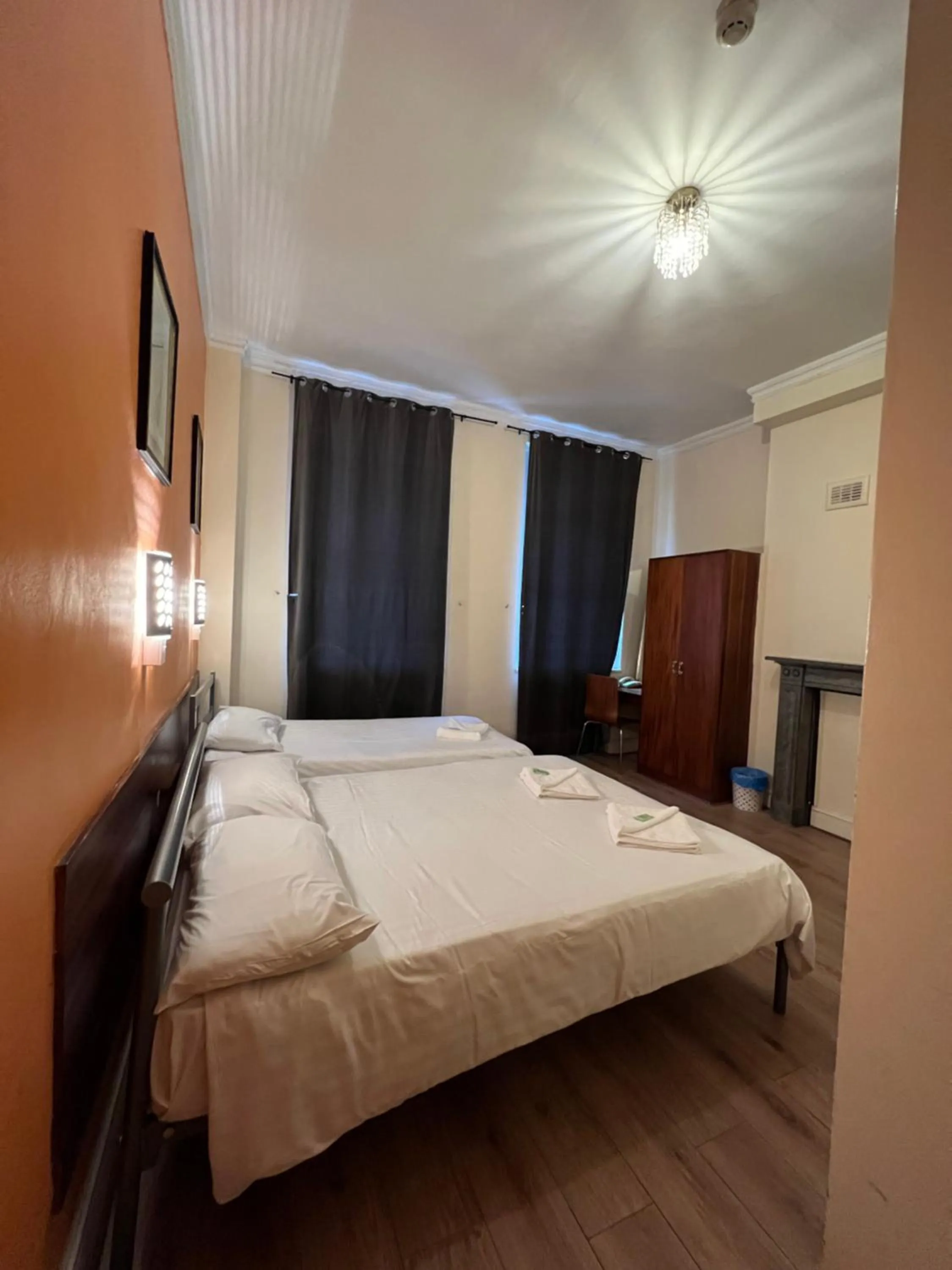 Bedroom, Bed in Gresham Hotel Bloomsbury