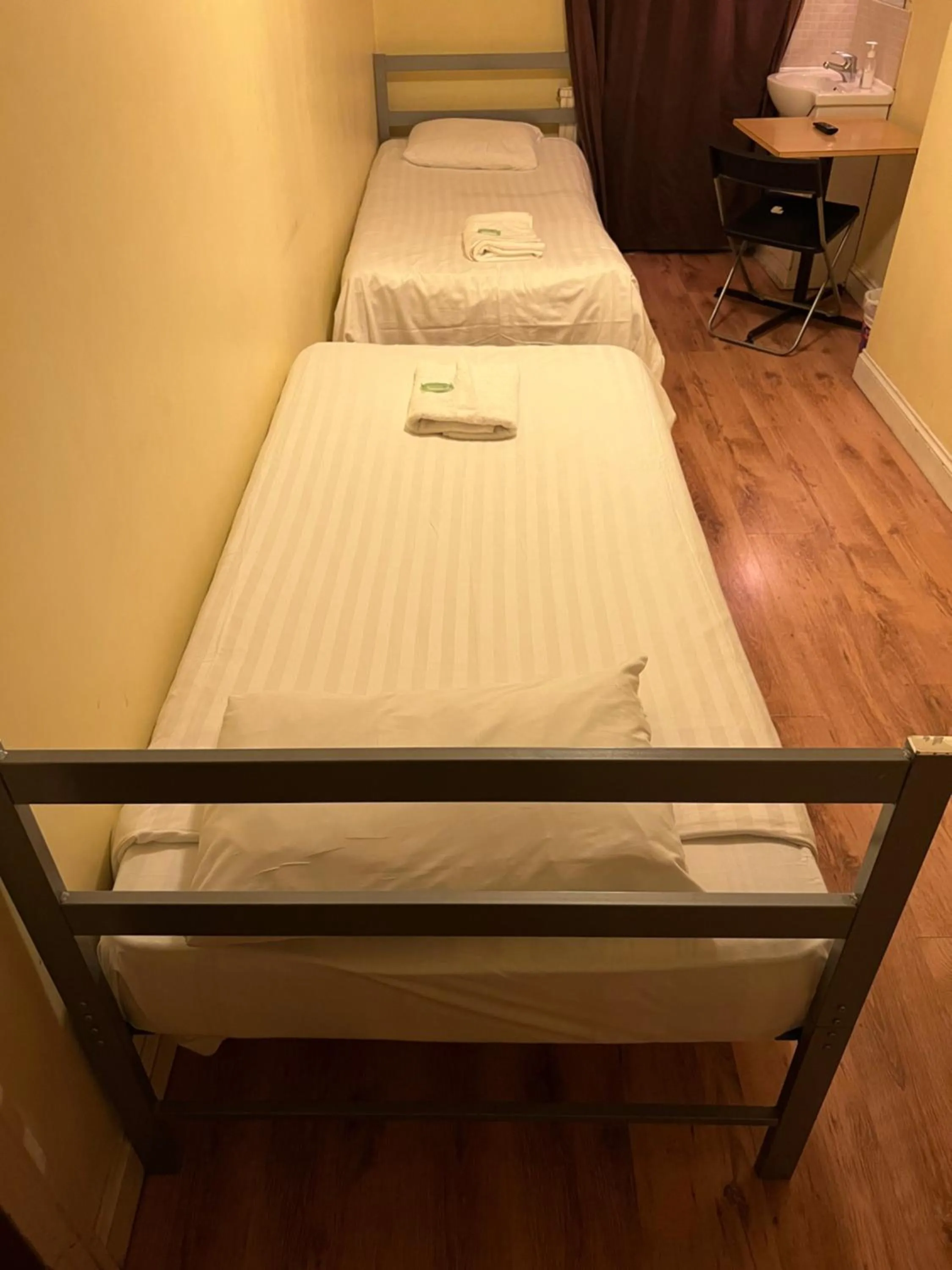 Bedroom, Bed in Gresham Hotel Bloomsbury