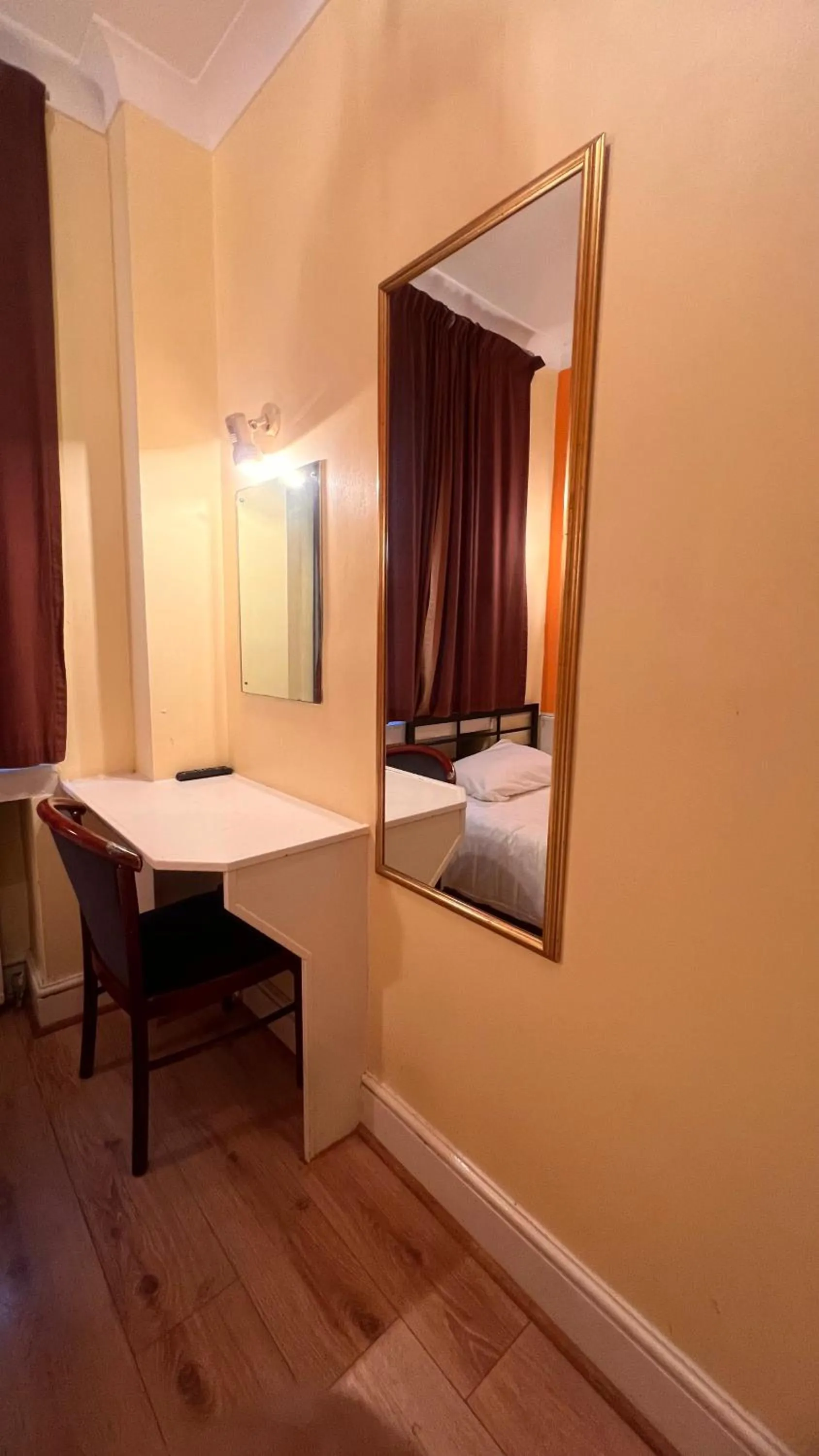 Bedroom, Bed in Gresham Hotel Bloomsbury