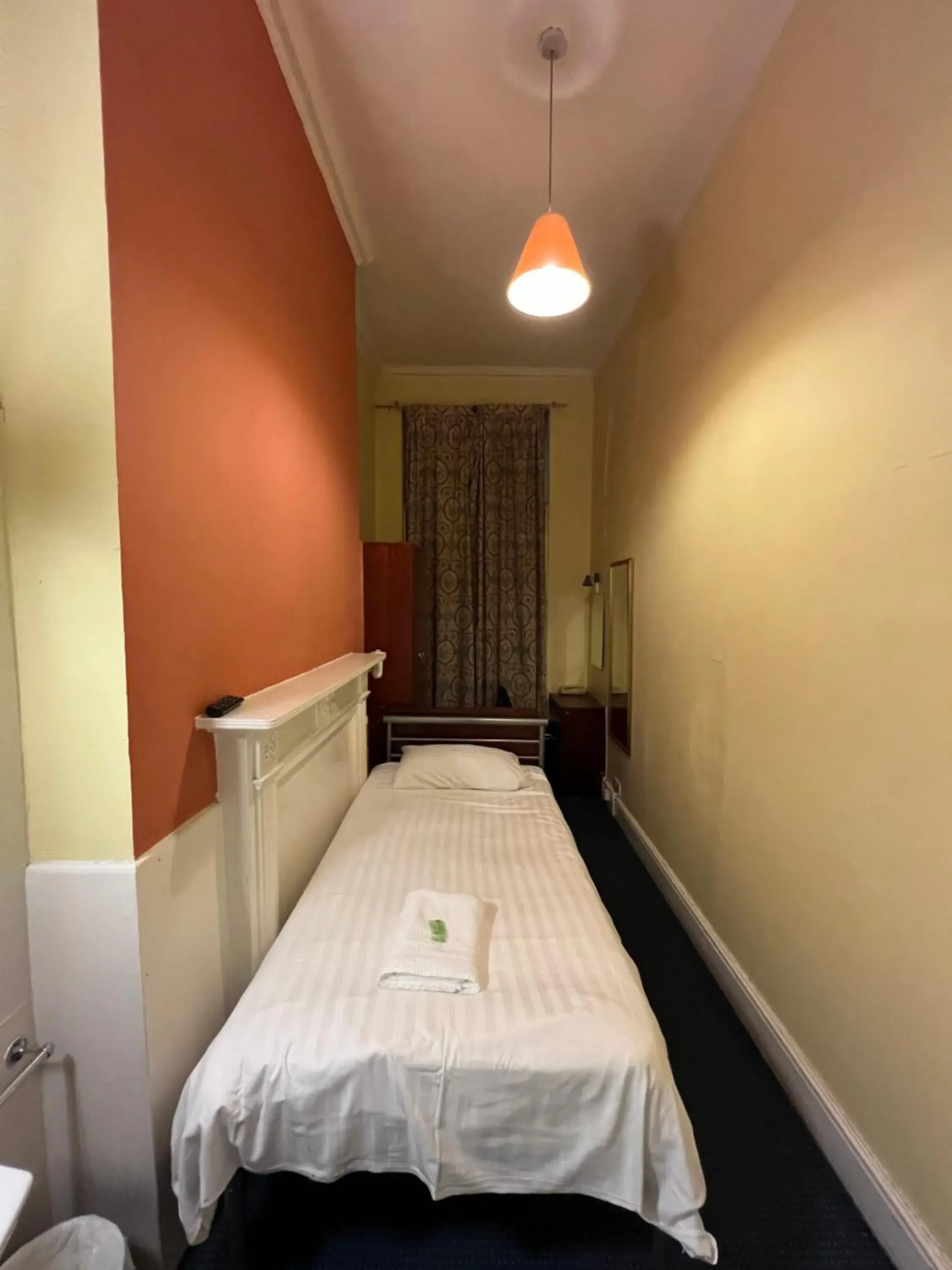 Single Room with Shared Bathroom in Gresham Hotel Bloomsbury Single Room with Shared Bathroom in Gresham Hotel Bloomsbury