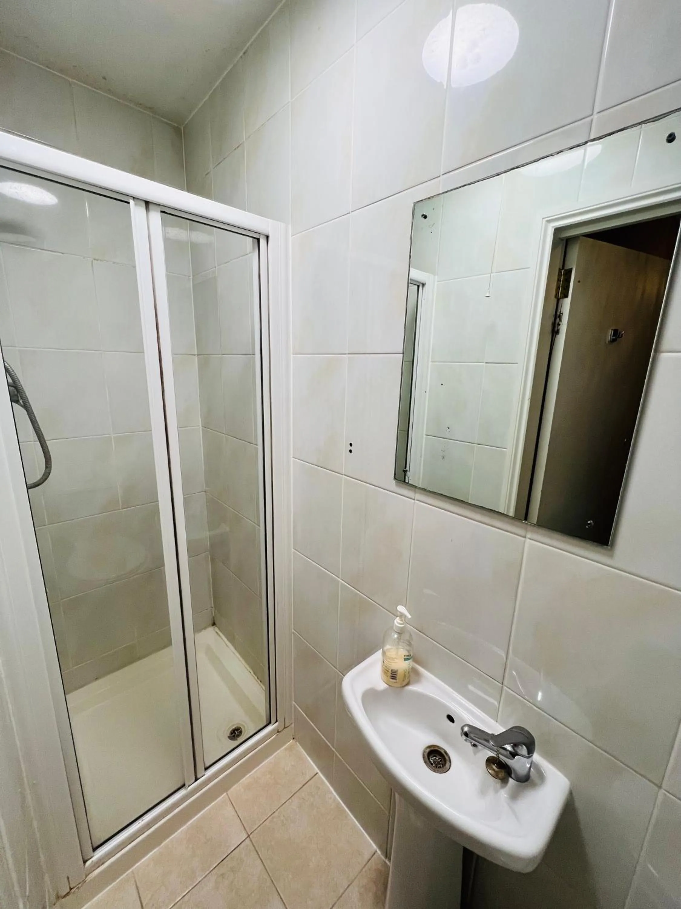 Bathroom in Gresham Hotel Bloomsbury