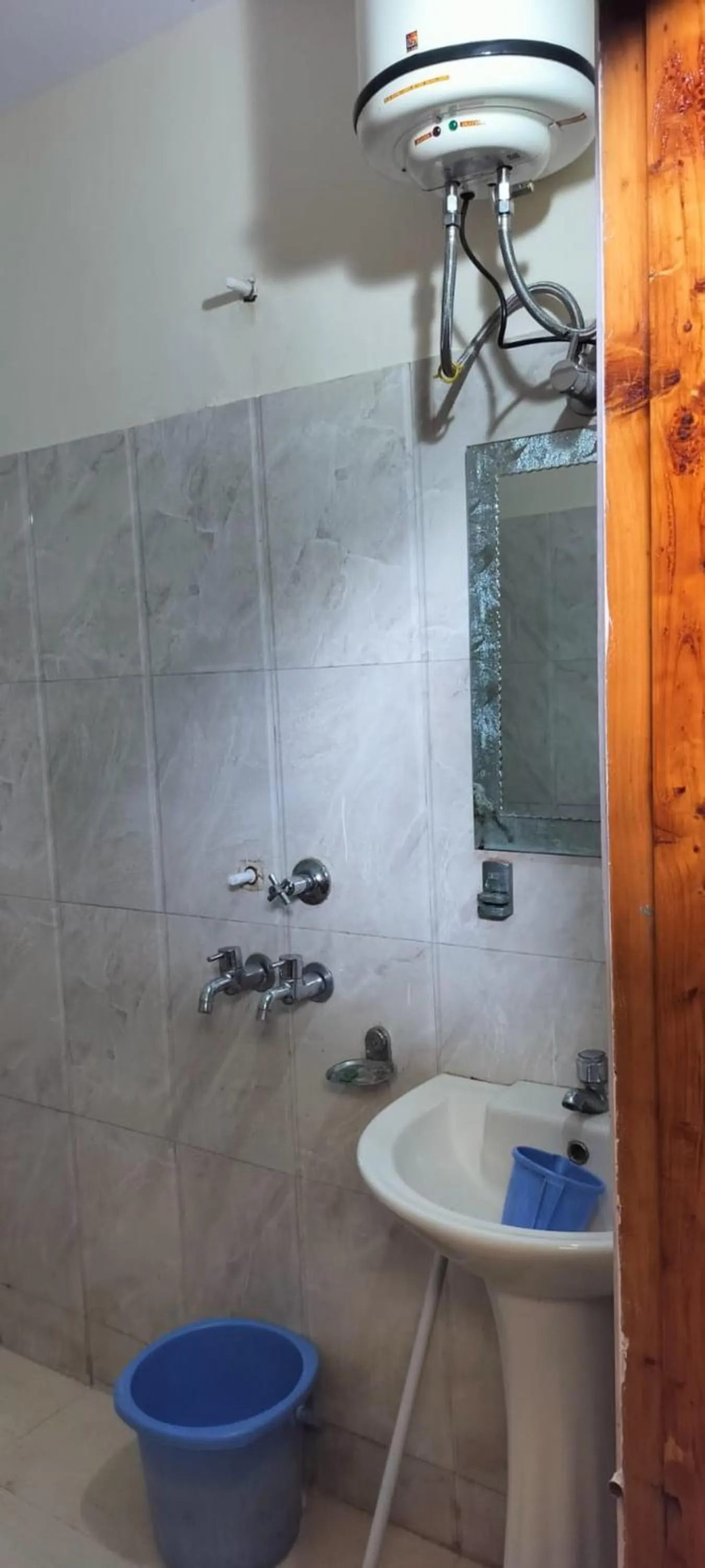 Shower, Bathroom in Goroomgo Homestay Sukh Dham Shimla - Homestay Like Home Feeling Mountain View