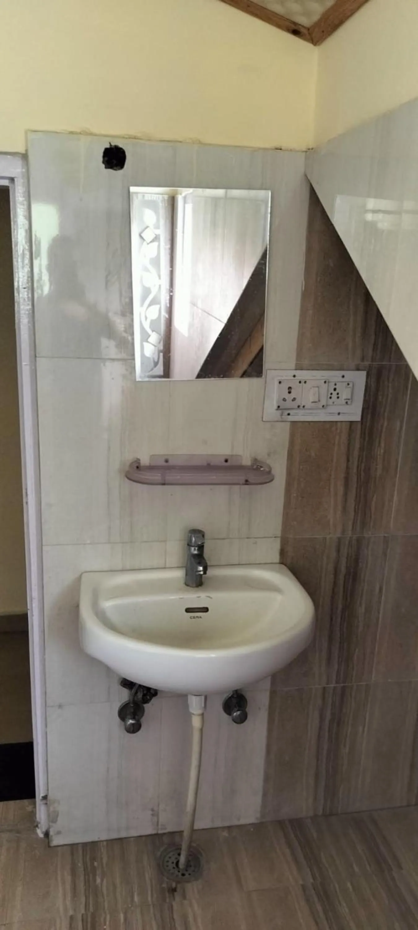 Bathroom in Goroomgo Homestay Sukh Dham Shimla - Homestay Like Home Feeling Mountain View