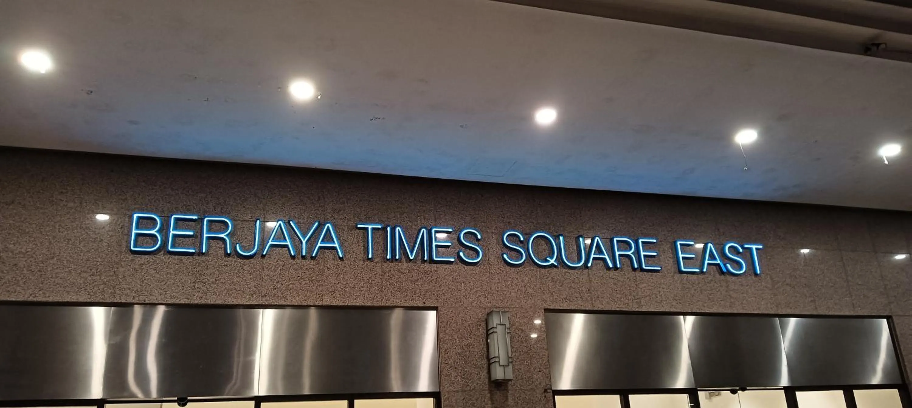 Text overlay in EMAS Service Suite Times Square