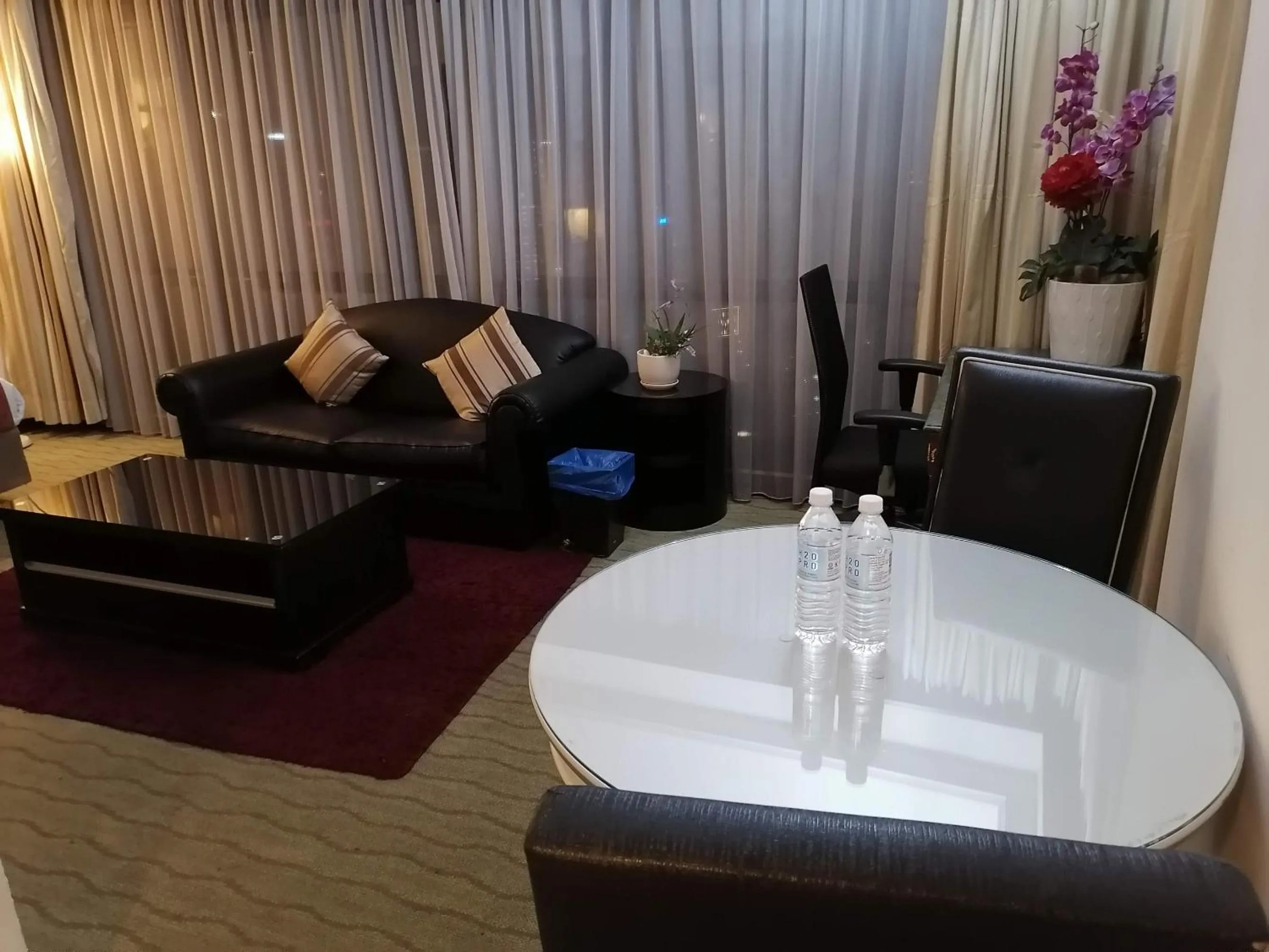 Living room in EMAS Service Suite Times Square