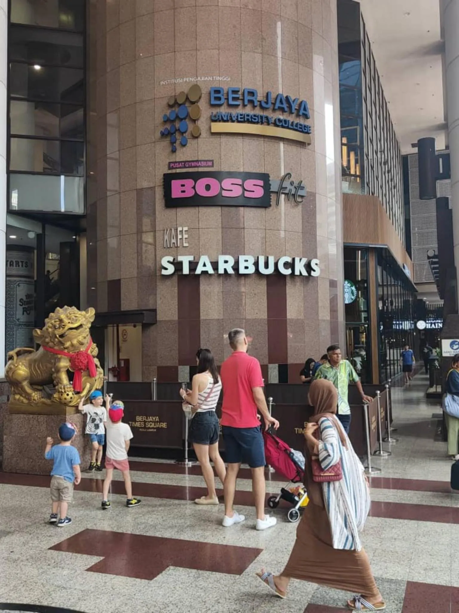 Food and drinks in EMAS Service Suite Times Square