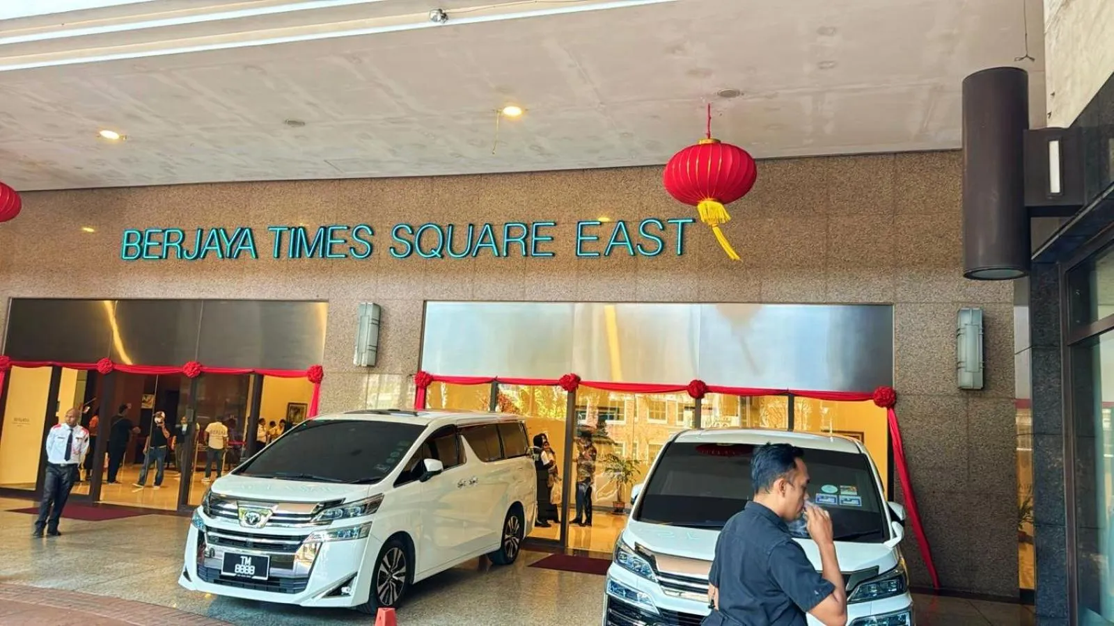 Text overlay in EMAS Service Suite Times Square