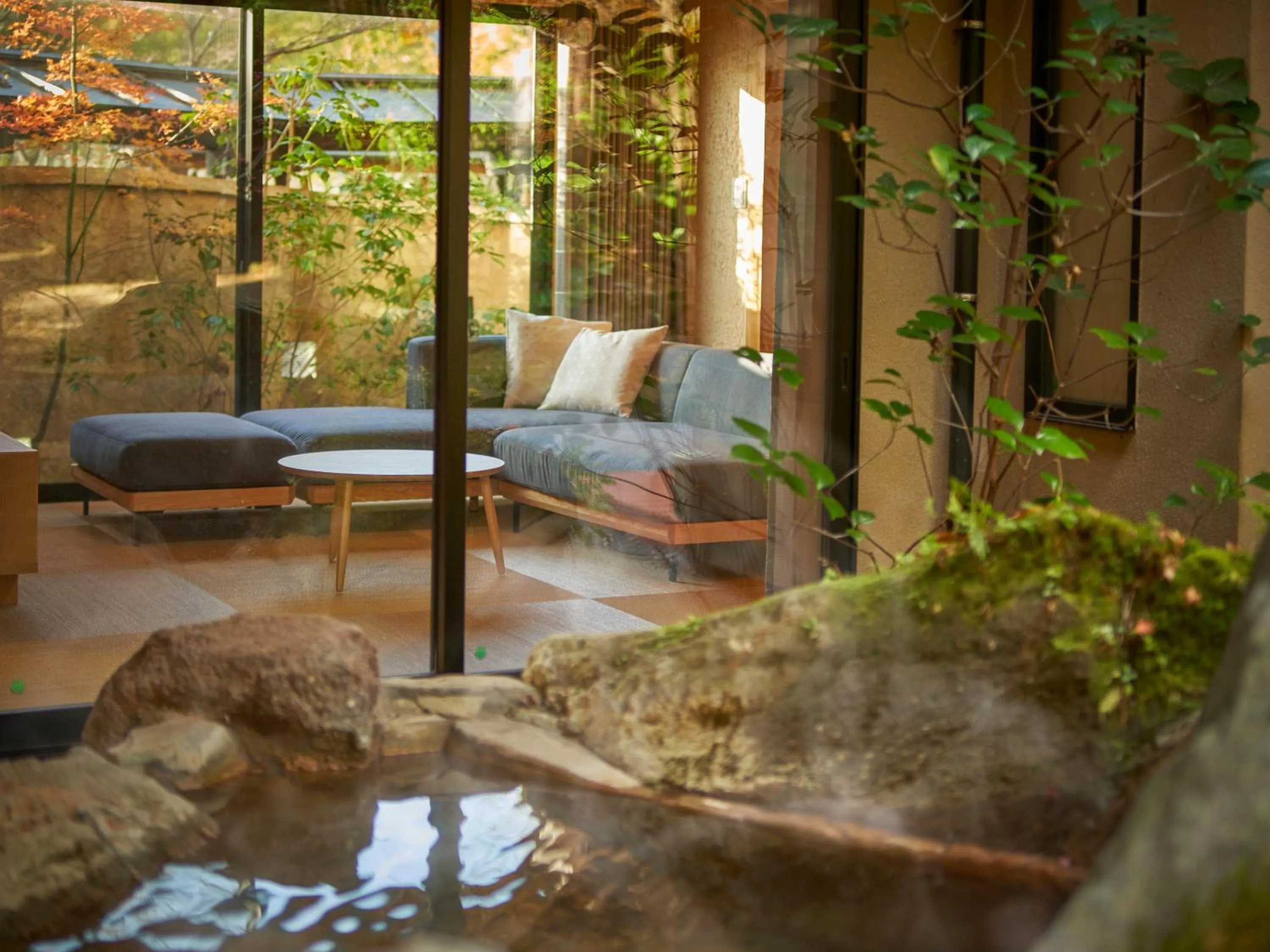 Hot Spring Bath in Yufuin Rakuyu