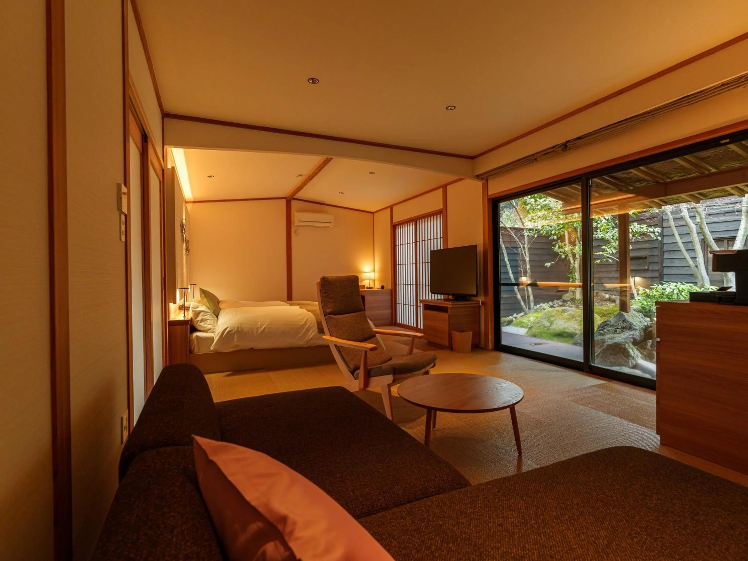 Photo of the whole room, Bed in Yufuin Rakuyu