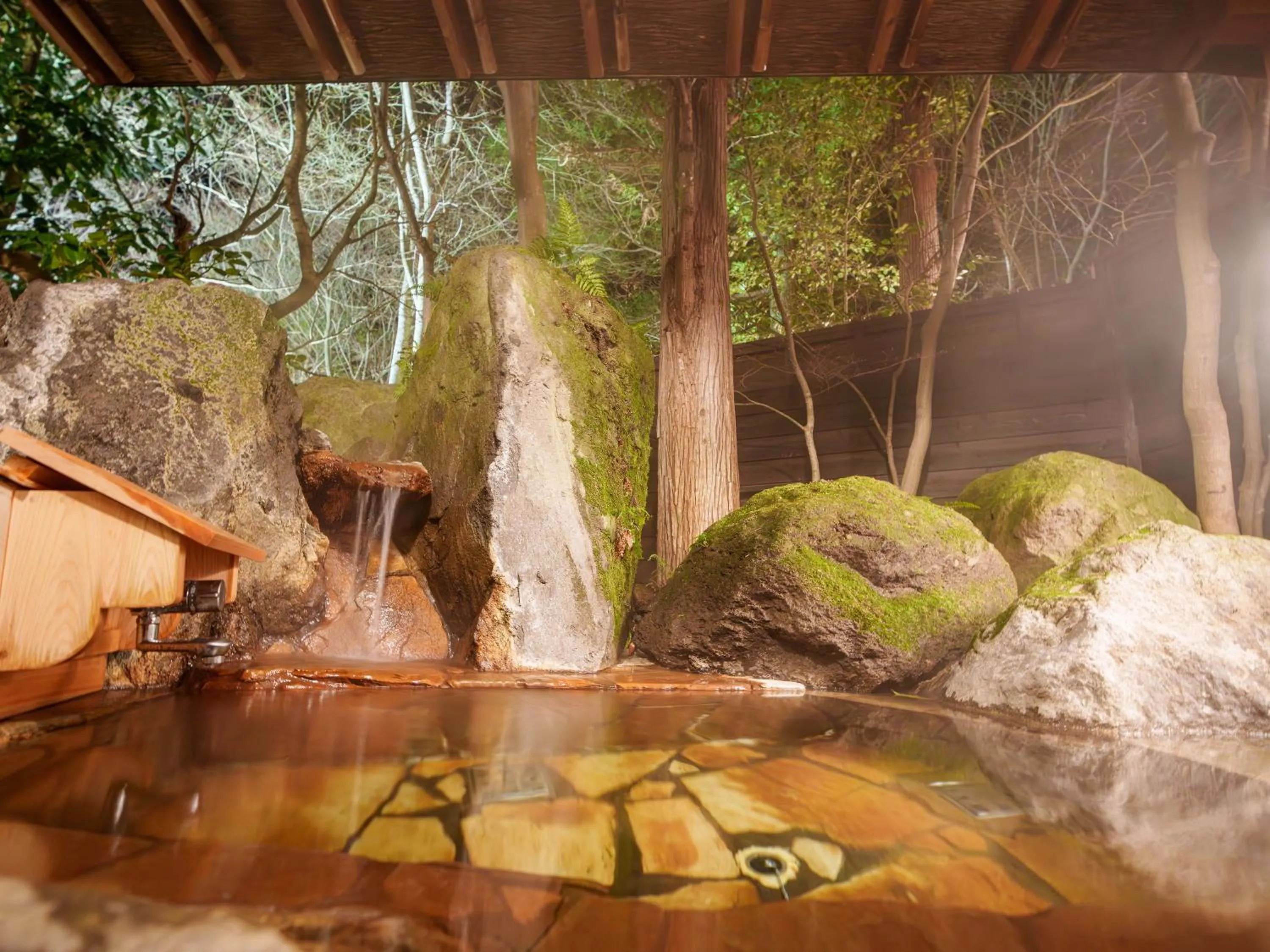 Hot Spring Bath in Yufuin Rakuyu