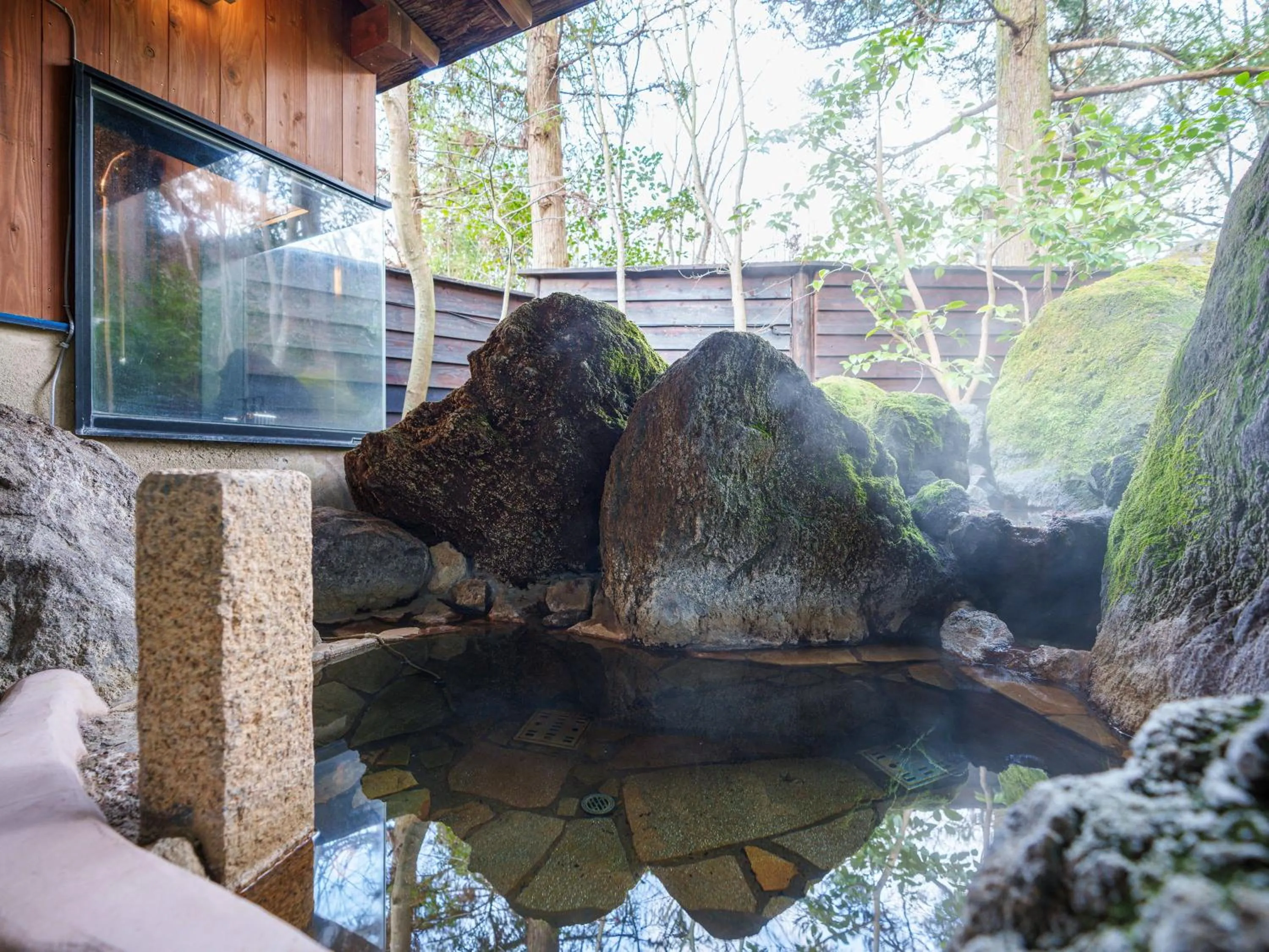 Hot Spring Bath in Yufuin Rakuyu