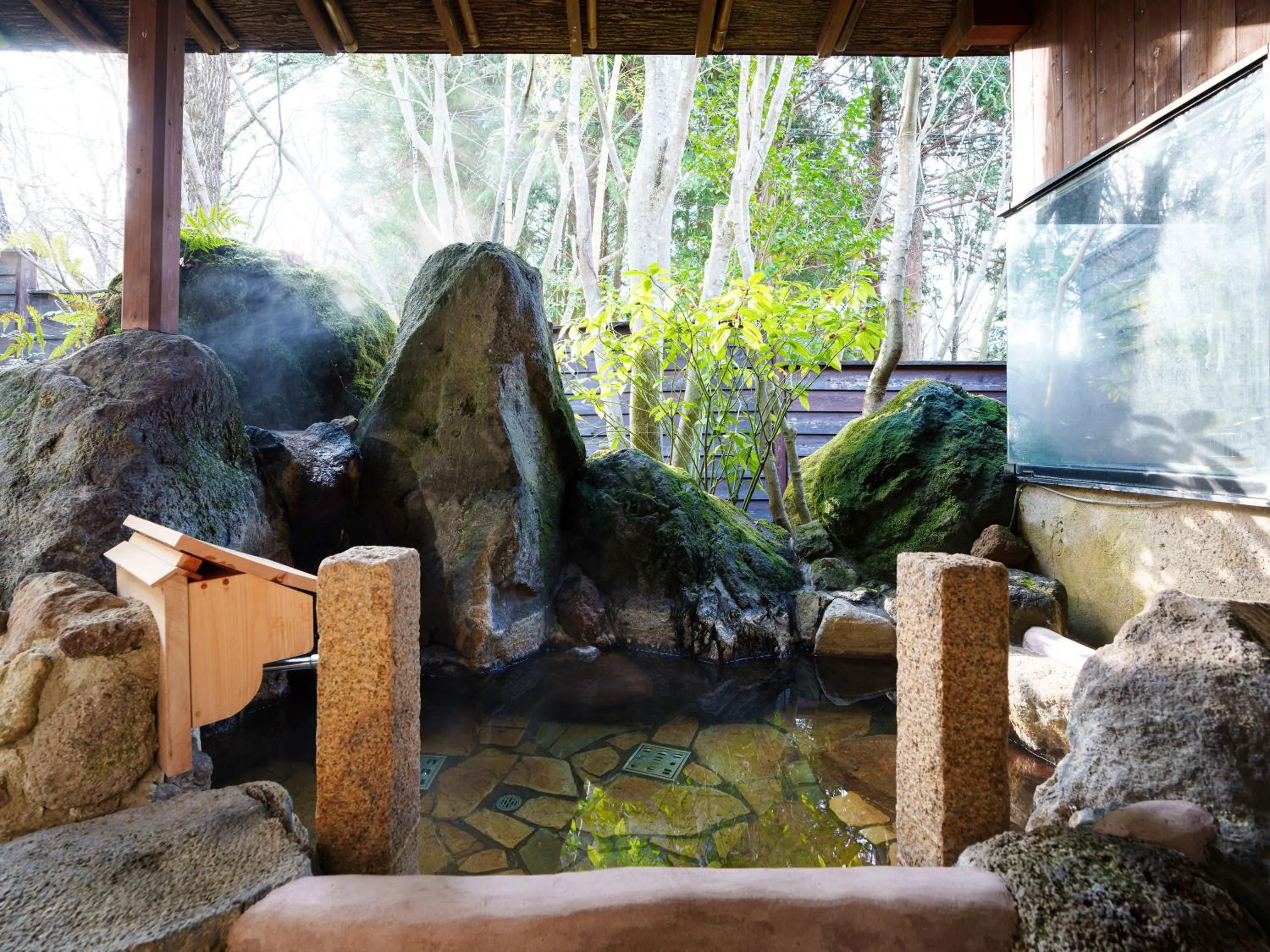 Hot Spring Bath in Yufuin Rakuyu