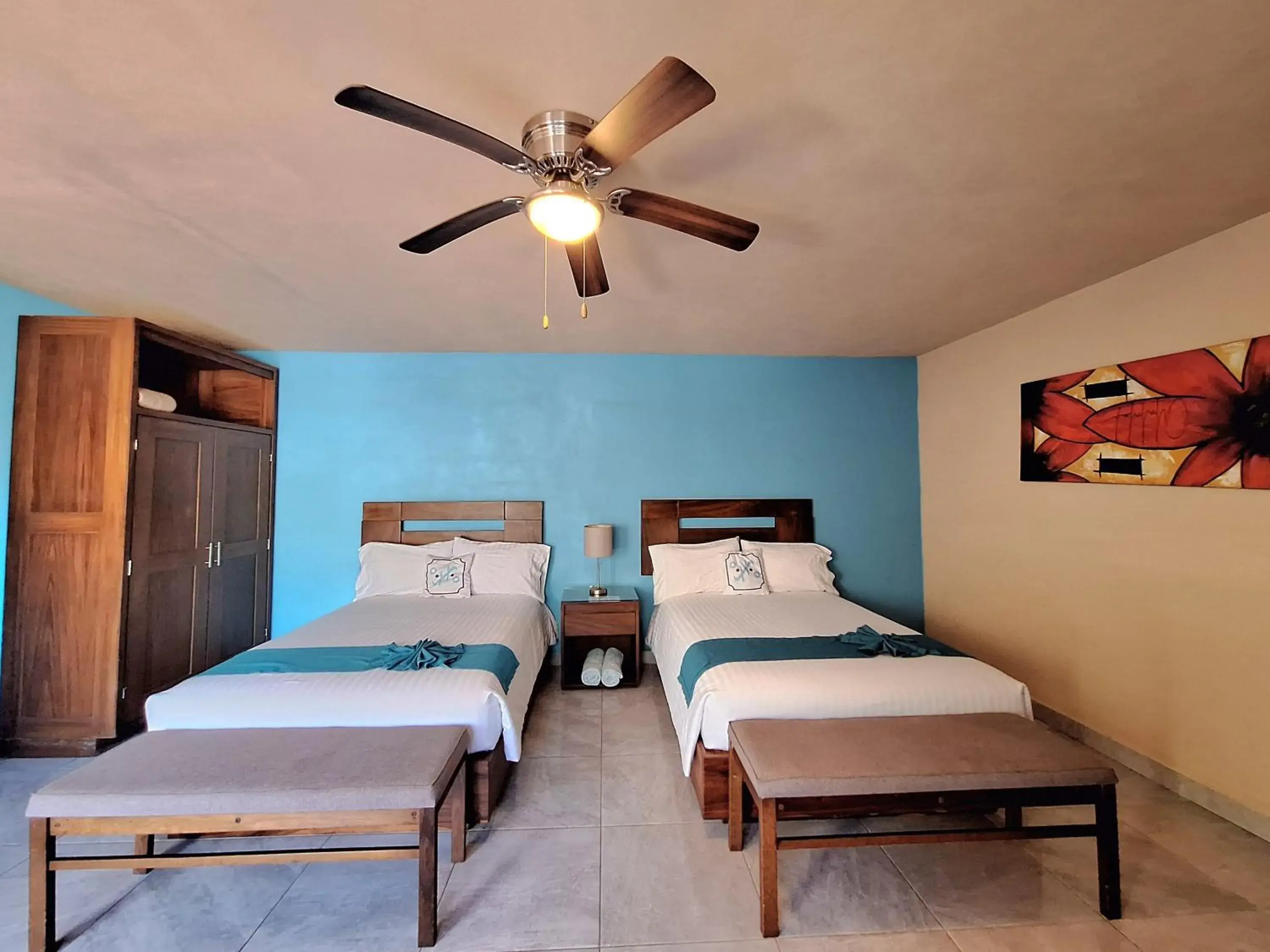 Twin Room with Private Bathroom in Pacific Inn hotel Twin Room with Private Bathroom in Pacific Inn hotel