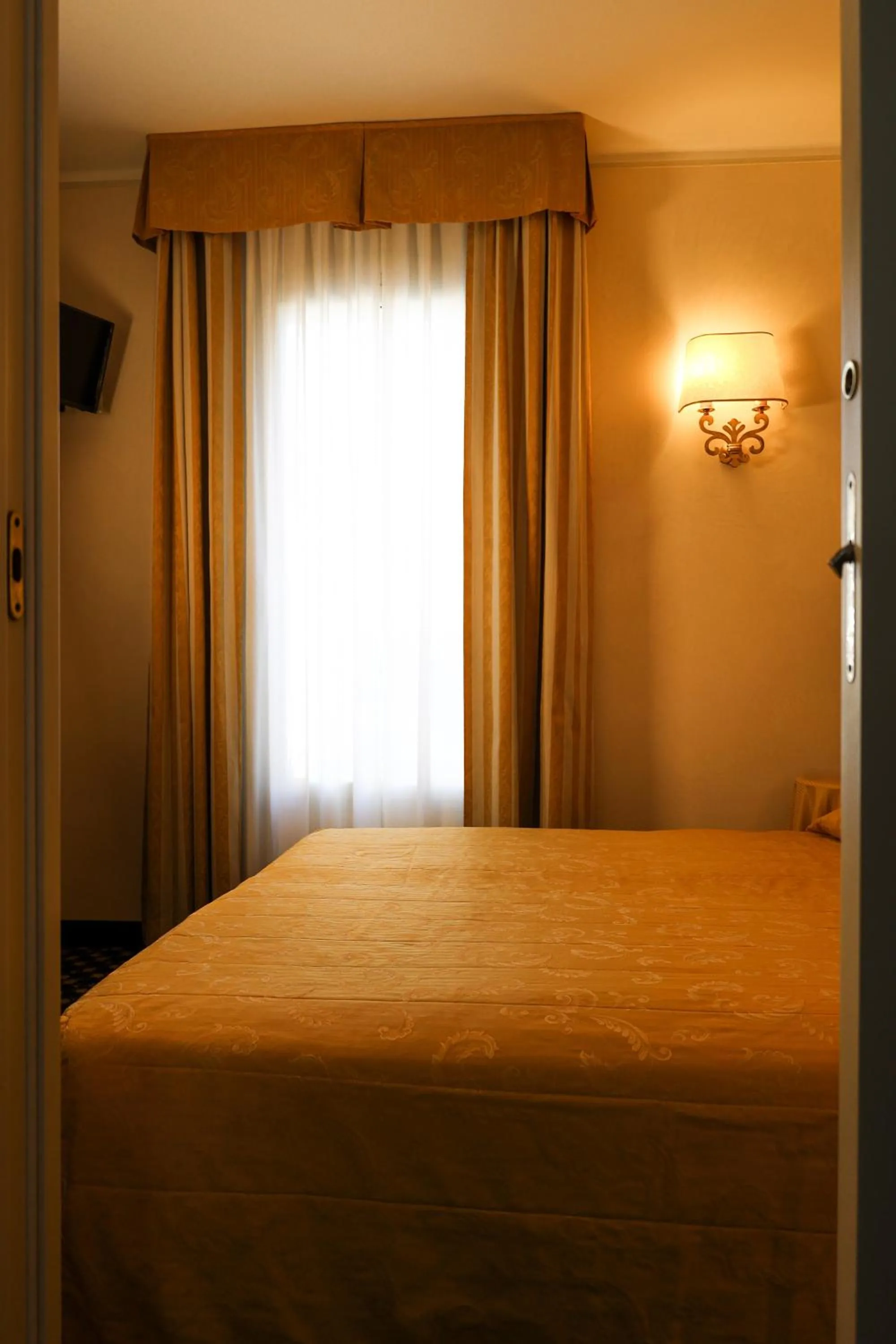 Bed in Hotel Ristorante Ca' Nova