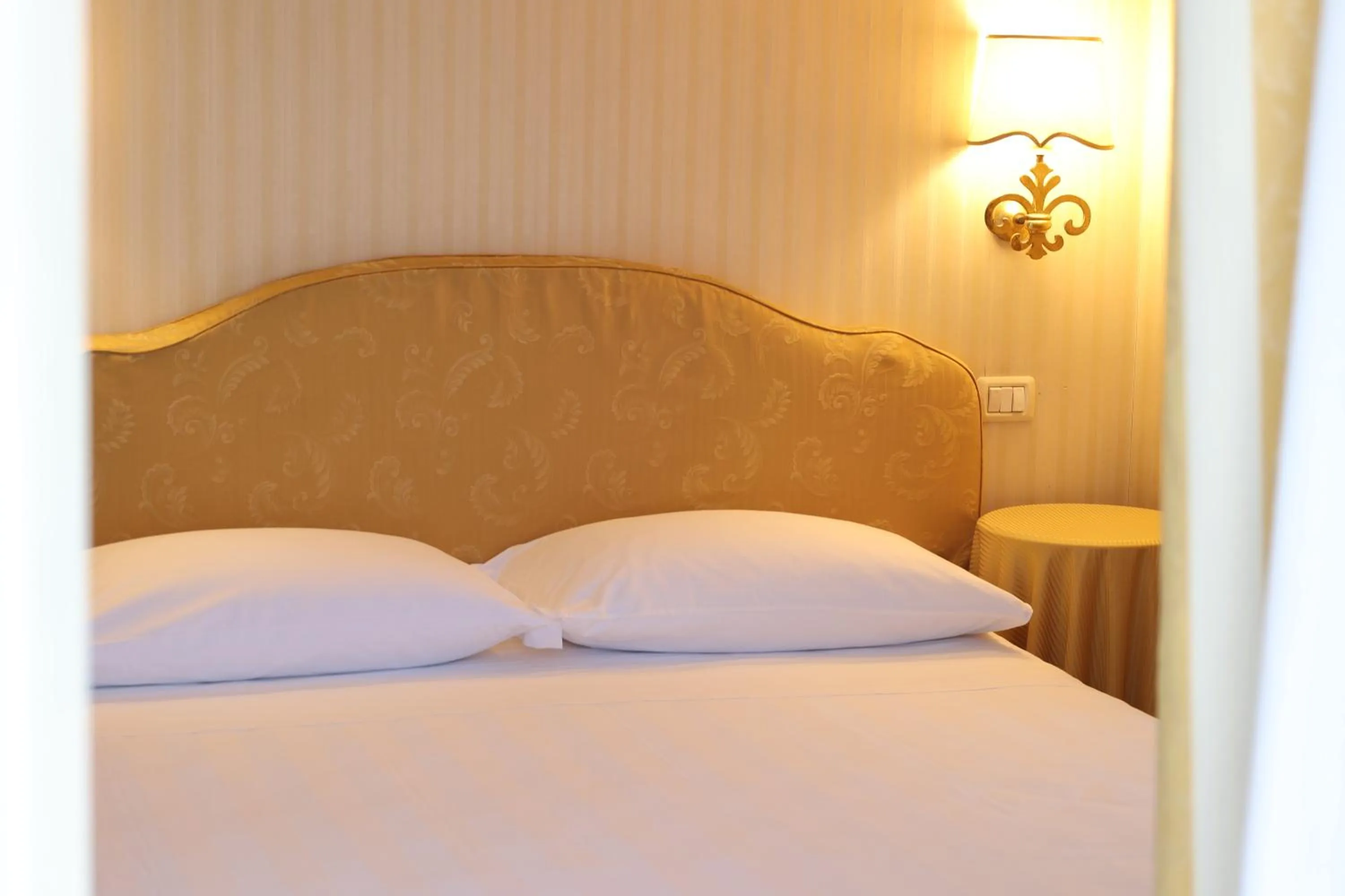 Bed in Hotel Ristorante Ca' Nova