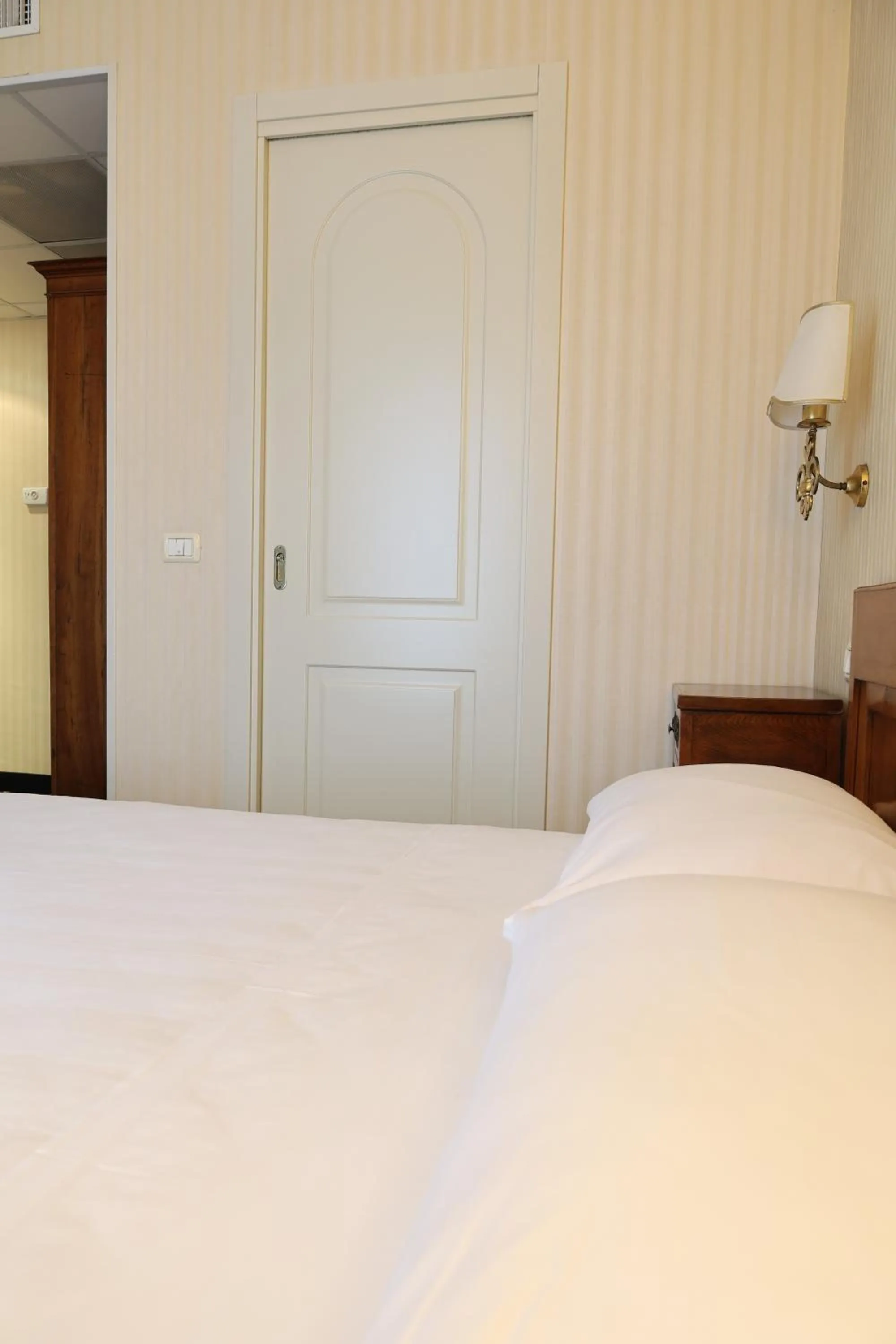 Bed in Hotel Ristorante Ca' Nova