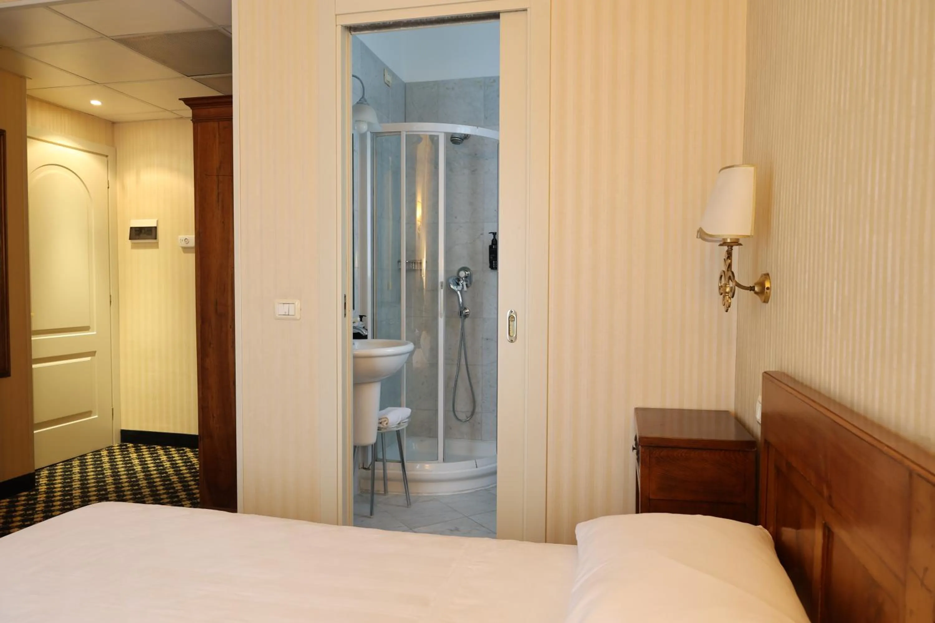 Shower, Bed in Hotel Ristorante Ca' Nova