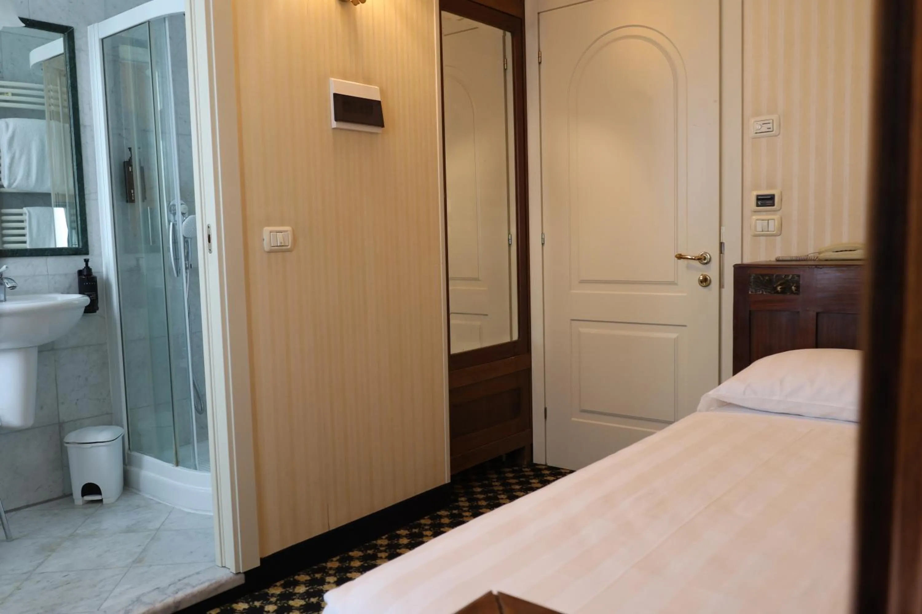 Shower, Bed in Hotel Ristorante Ca' Nova
