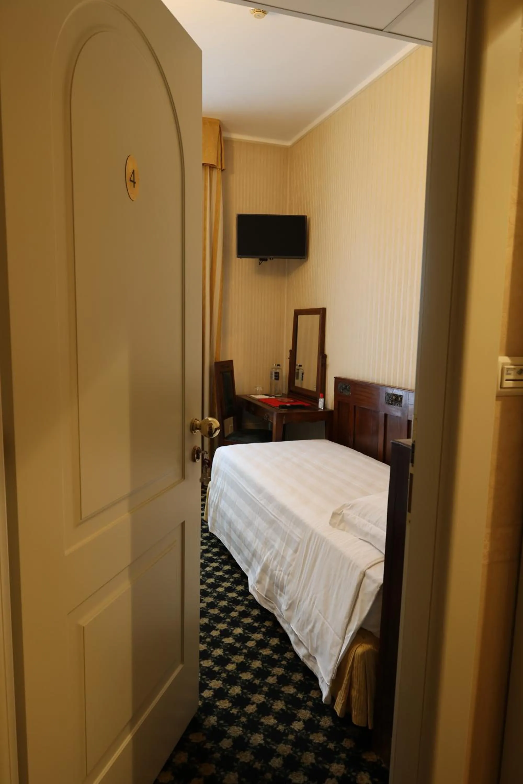 Bed in Hotel Ristorante Ca' Nova