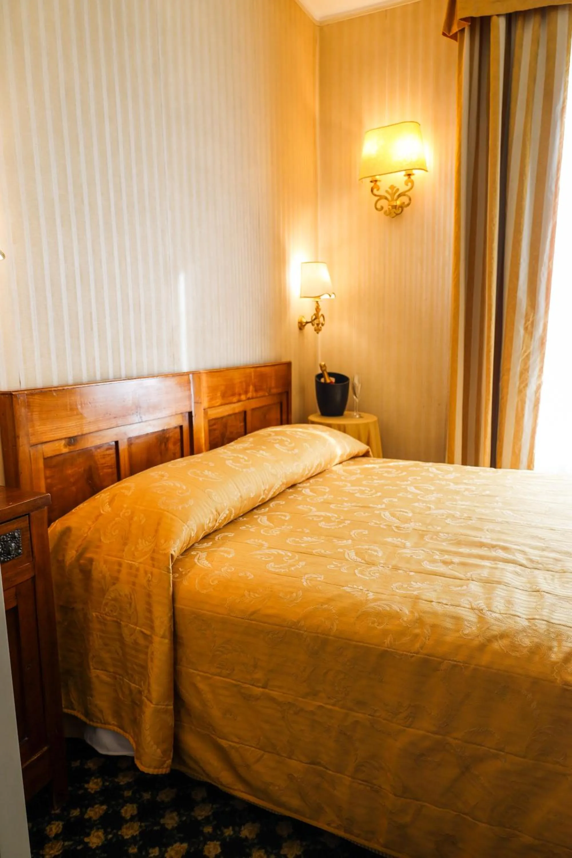 Bed in Hotel Ristorante Ca' Nova
