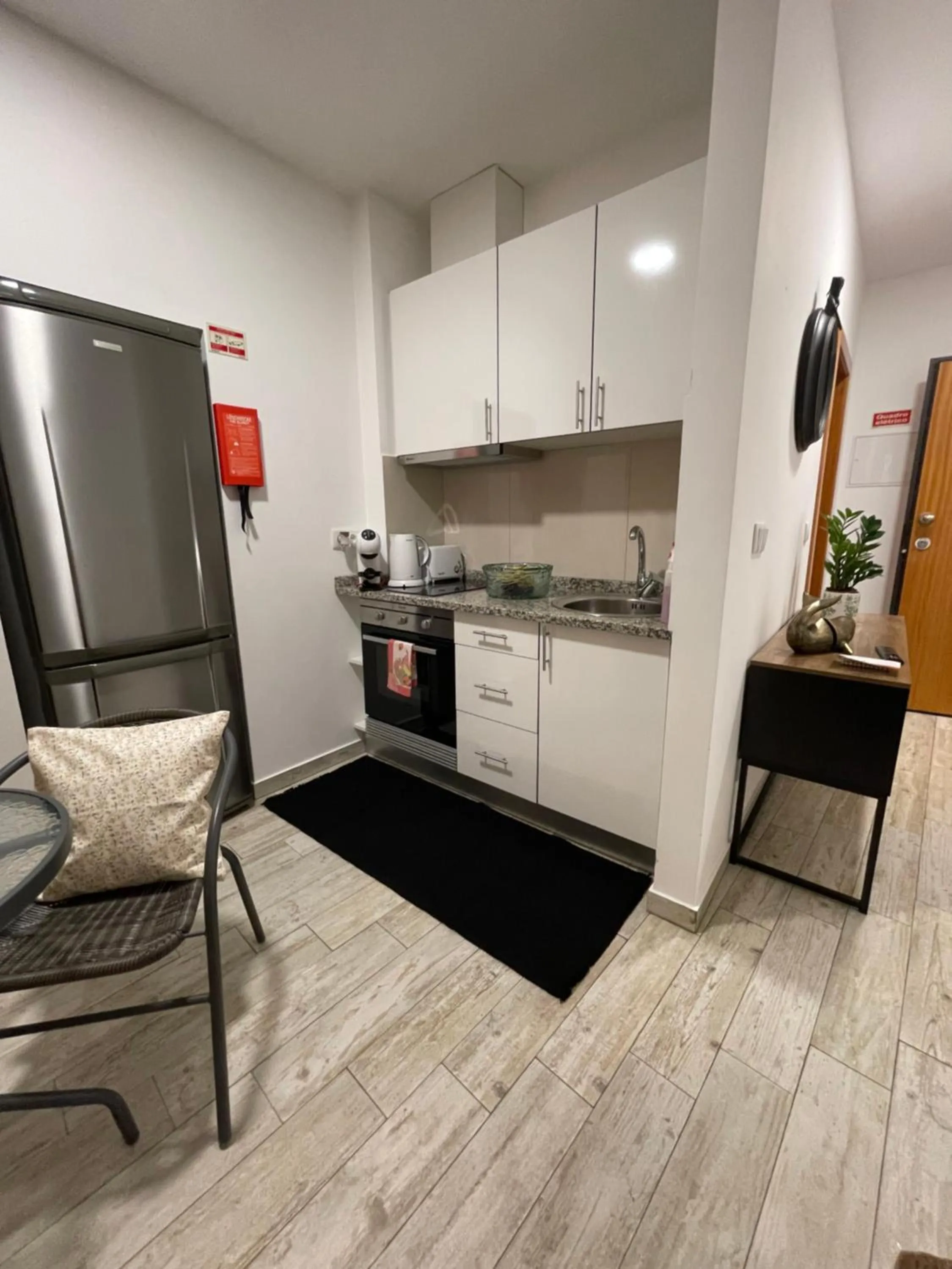 Kitchen or kitchenette in Esmeralda Holidays Apartments