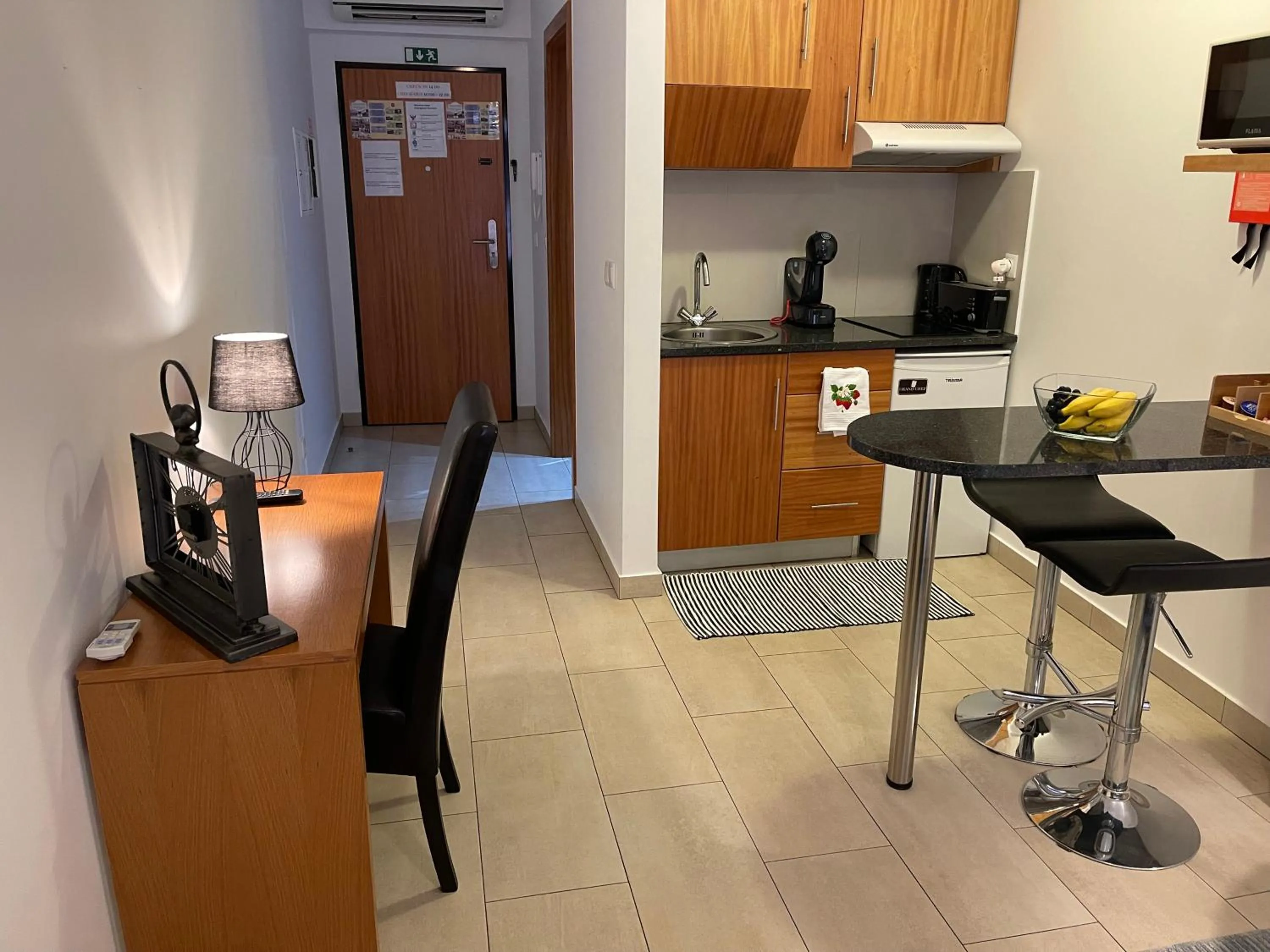 Kitchen or kitchenette in Esmeralda Holidays Apartments