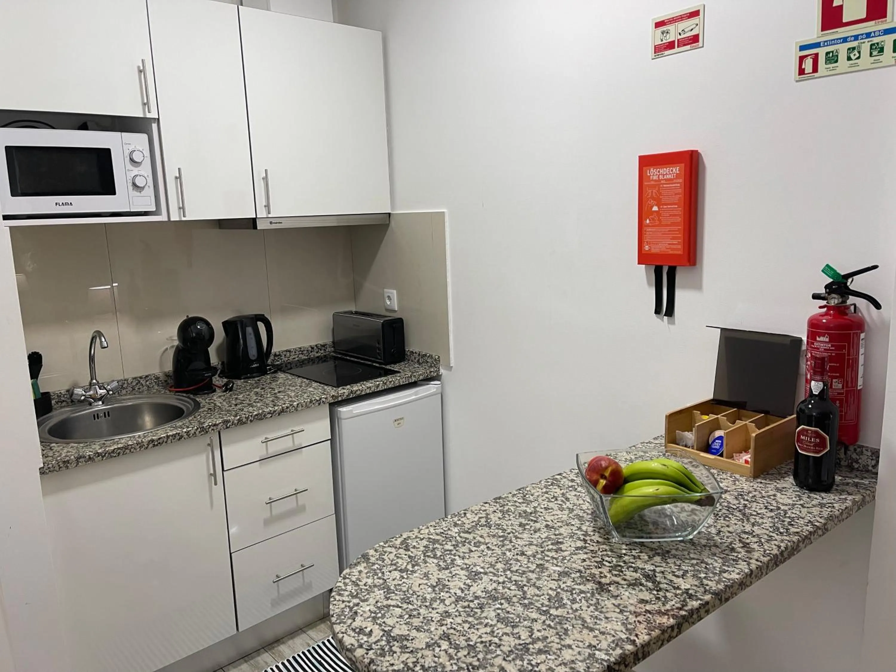 Kitchen or kitchenette in Esmeralda Holidays Apartments