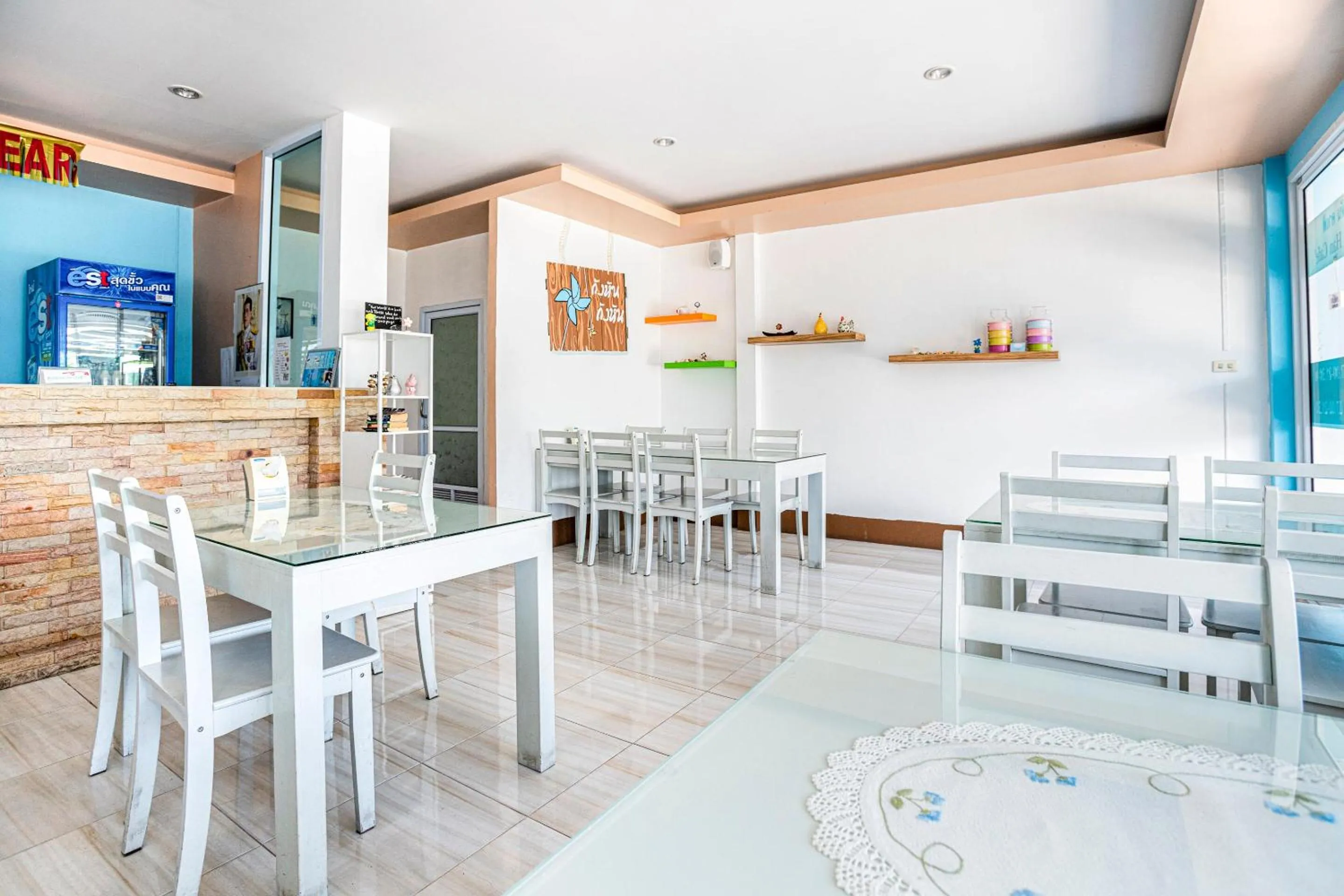 Restaurant/places to eat in Paragon Hometel