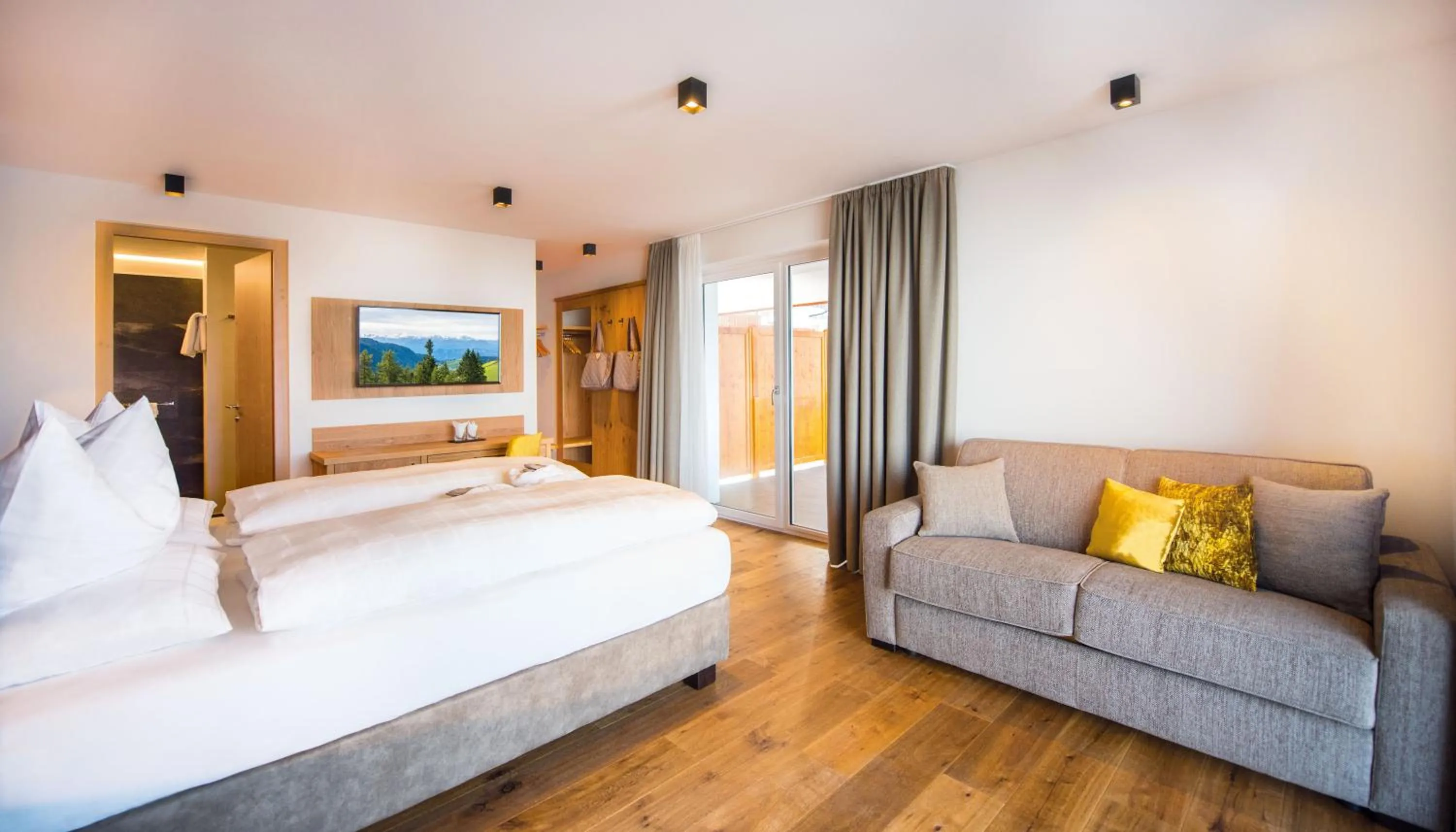 Bed in Hotel DAS ROYAL in Obereggen