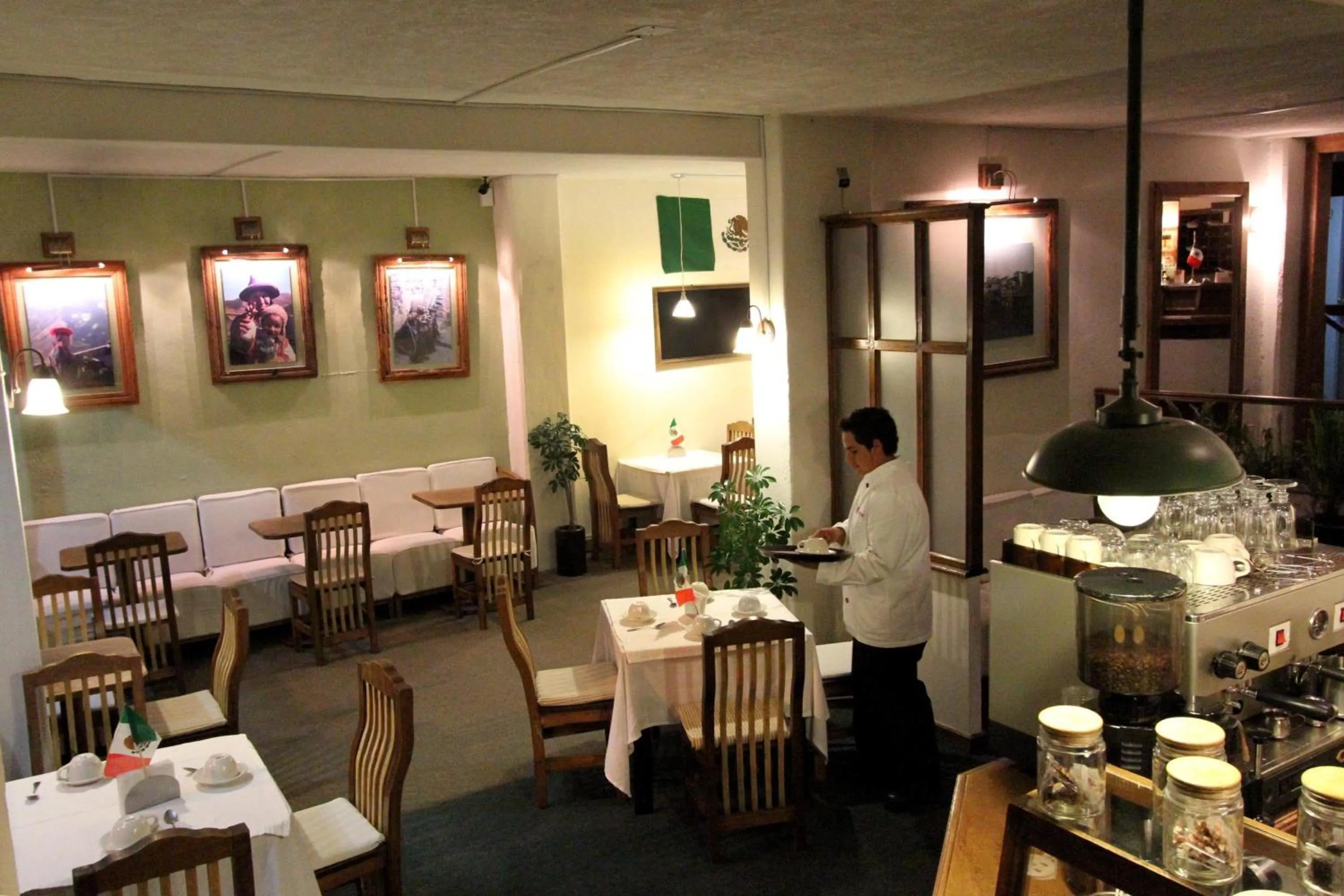 Restaurant/places to eat in HB Express Hotel