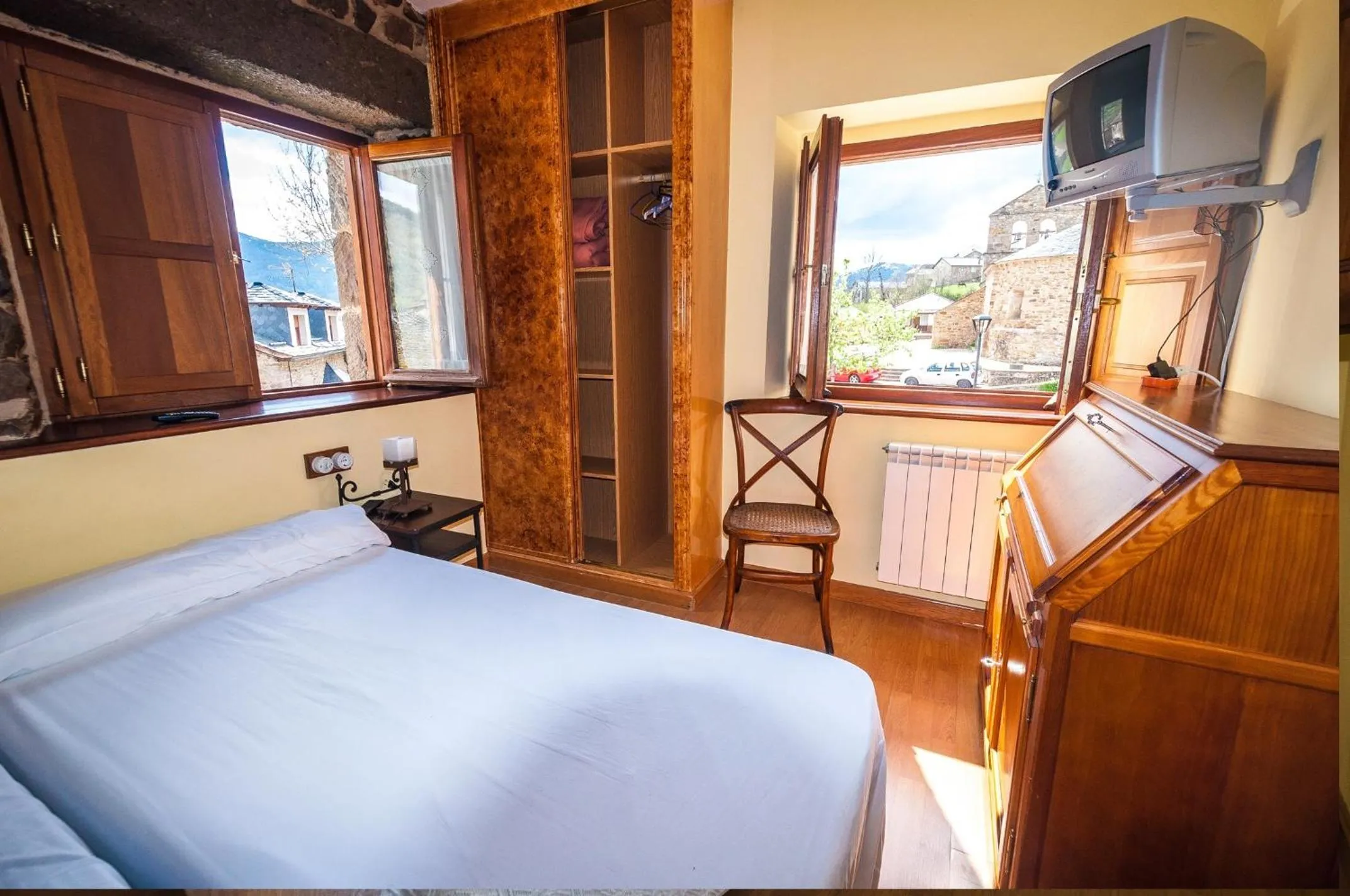 Day, Bed in Hotel Rural La Bolera