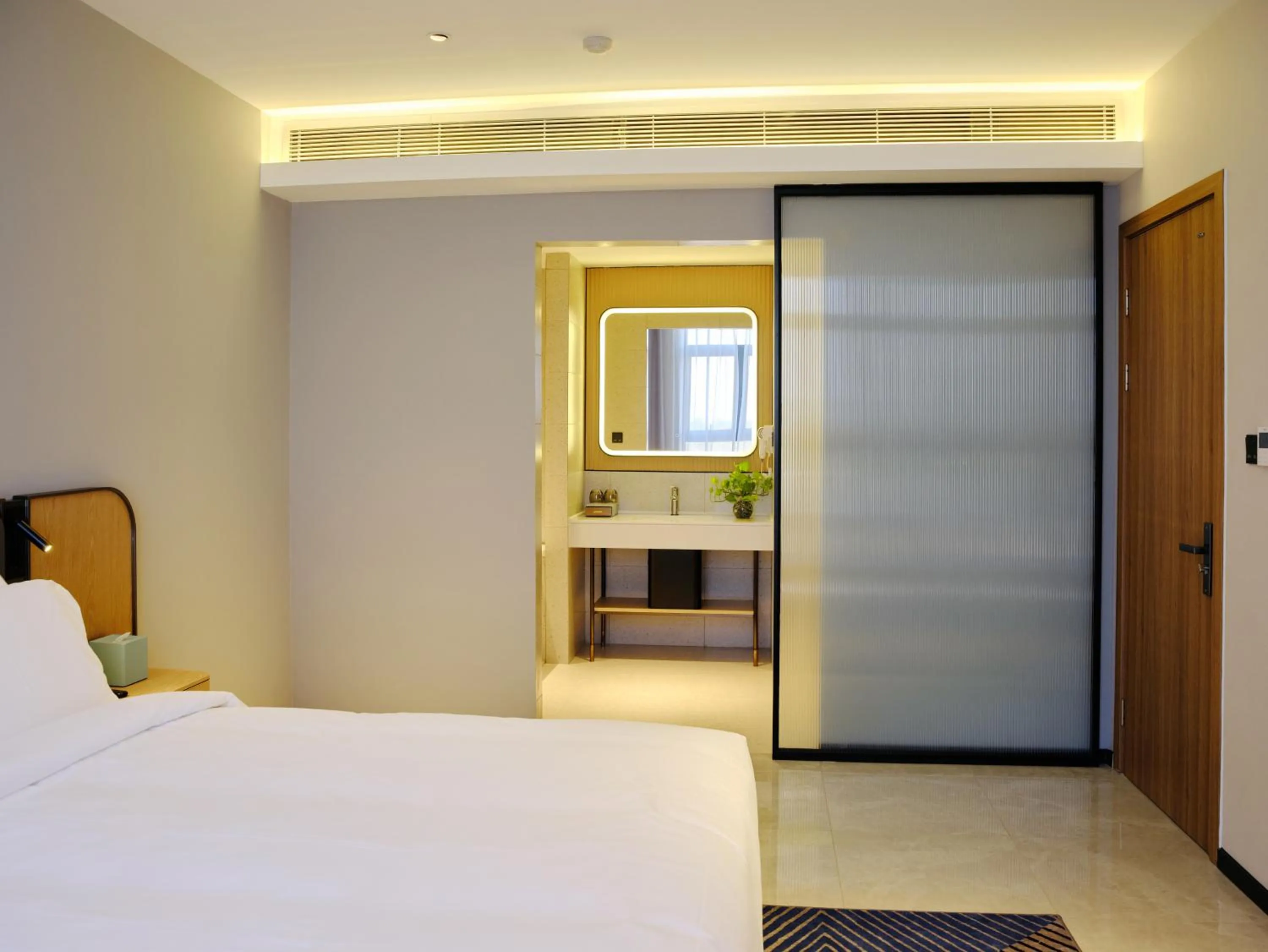 Photo of the whole room, Bed in CitiGo HOTEL