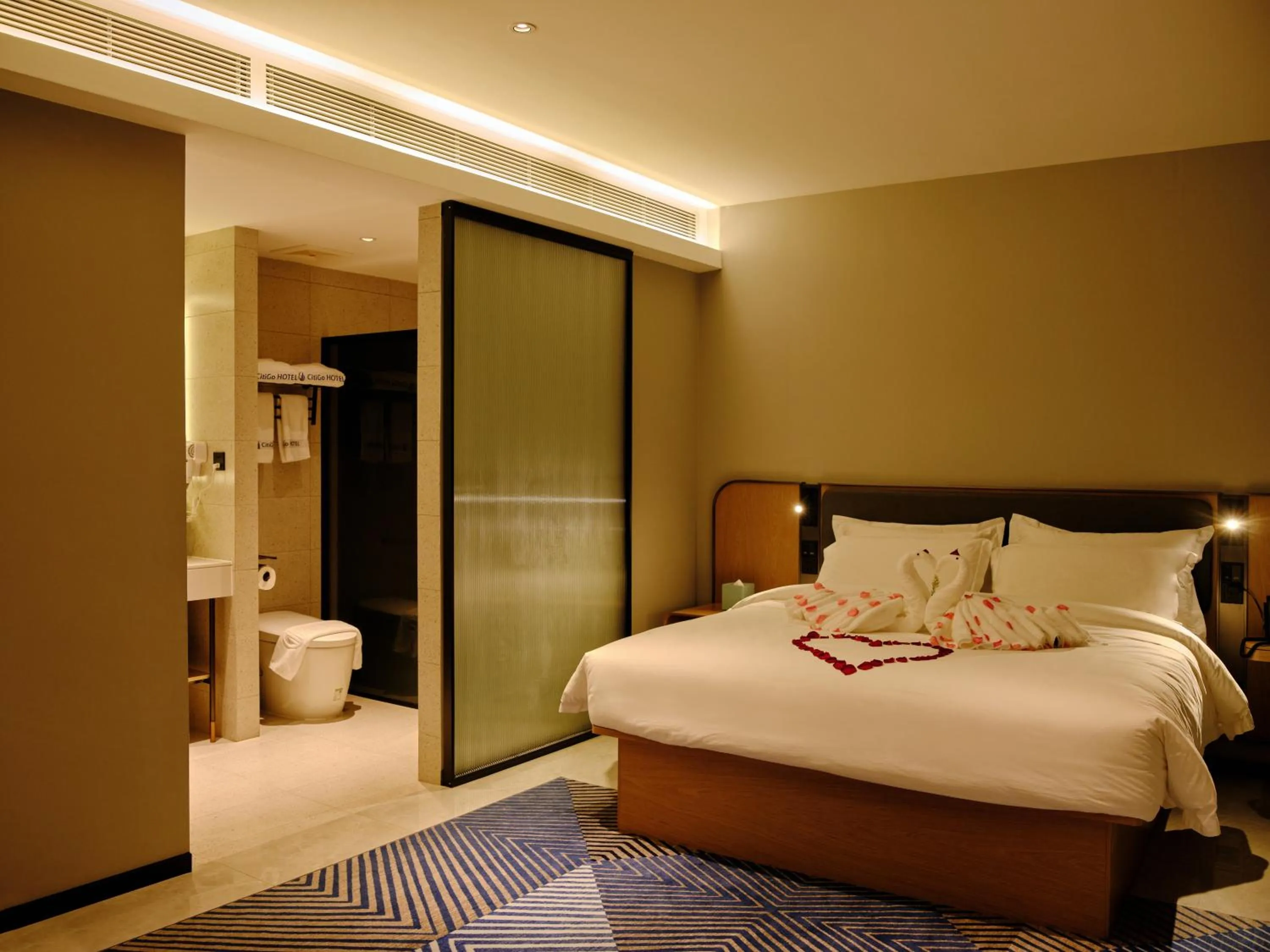 Photo of the whole room, Bed in CitiGo HOTEL