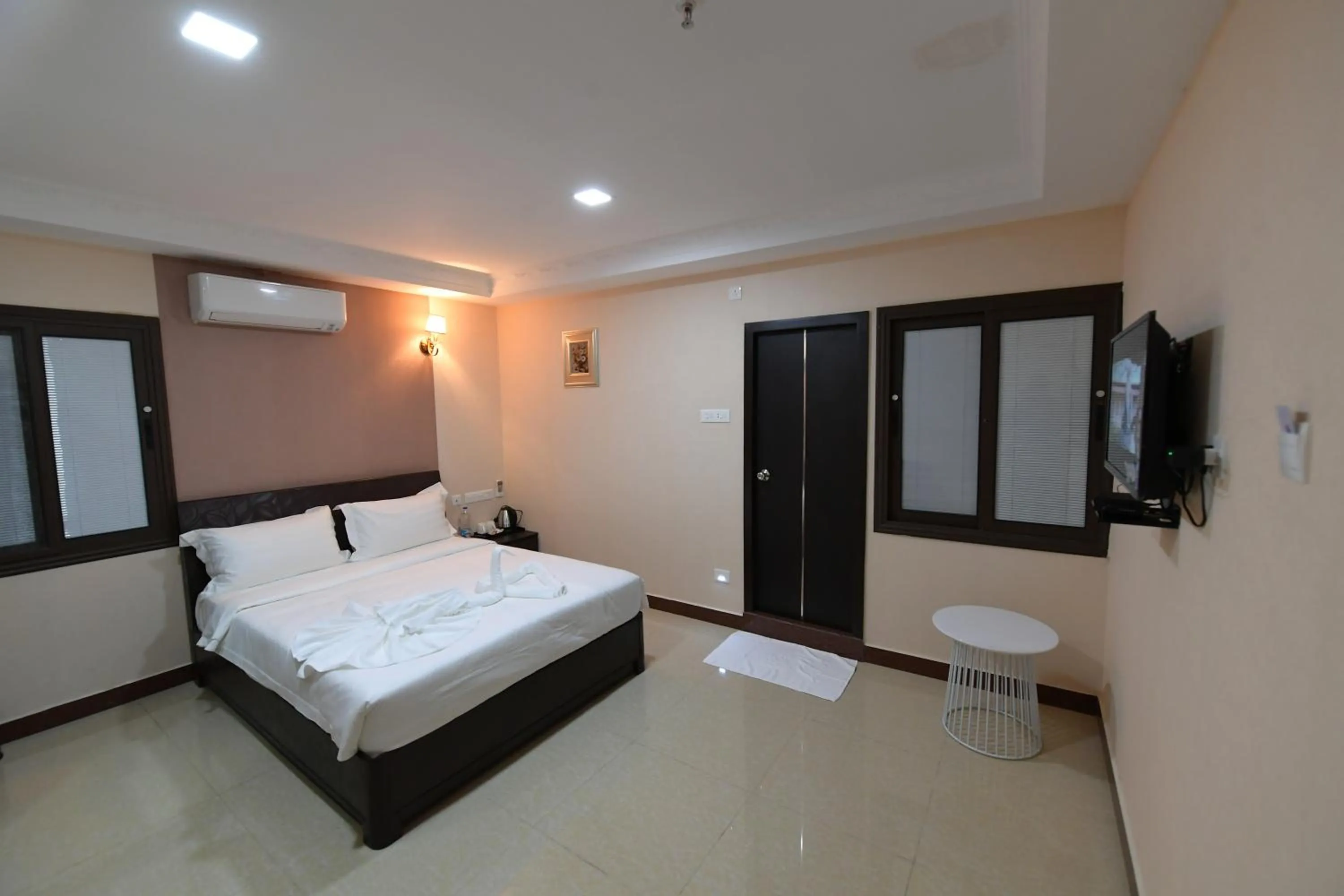 Bedroom, Bed in Coastal Grand Hotel Sampath
