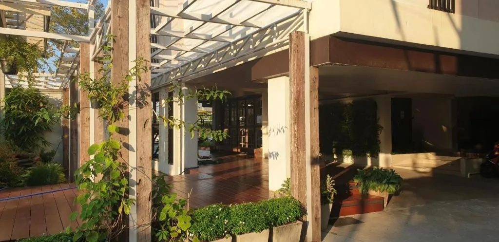 THOUSAND-TEN THOUSAND HOTEL