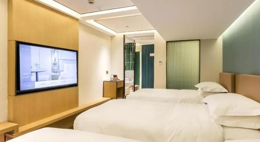 Bed in Jinglai Hotel (Shanghai Bund East Nanjing Road pedestrian street )
