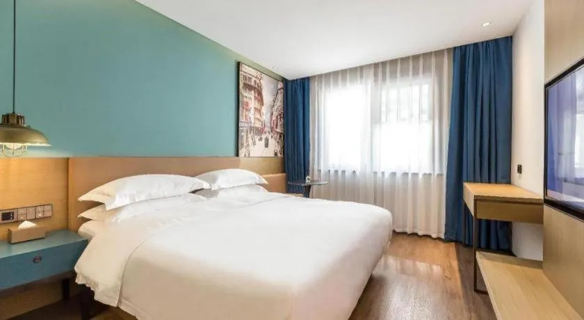 Bed in Jinglai Hotel (Shanghai Bund East Nanjing Road pedestrian street )