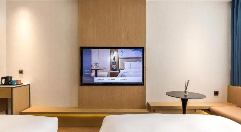 Bed in Jinglai Hotel (Shanghai Bund East Nanjing Road pedestrian street )